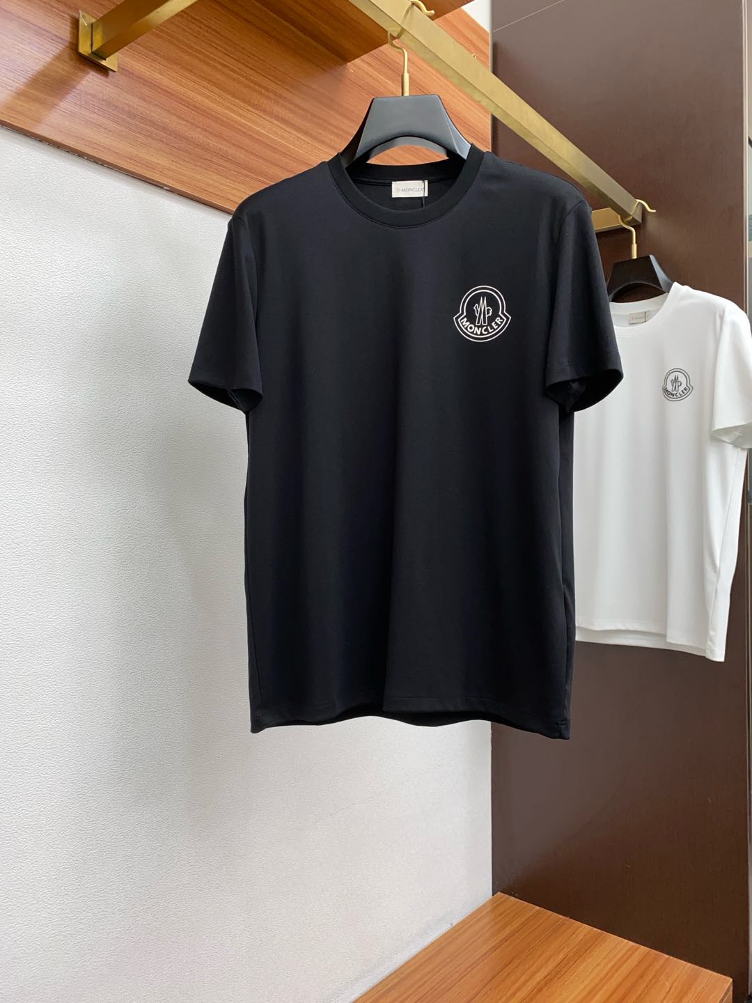 NO:126453,The new spring and summer 2025 new spring and summer first-time counter latest short-sleeved round-neck T-shirt, high-end customization, avant-garde and fashionable design!  Brand logo heavy craft design, high-end customized mercerized cotton fabric, soft feel, comfortable to wear, exquisite counter-level car line, fine workmanship, invincible and handsome upper body effect!  A must-have item for handsome men!  Code number M-3xL21, Moncler, T-shirt,tees, t-shirt,alexander wang19860909蒙口 2025春夏新款首发专柜最新款短袖圆领T恤 高端订制 设计前卫时尚！品牌logo重工艺设计 高端定制丝光棉面料.手感柔软.穿着舒适.专柜级别精致车线.做工精细.上身效果无敌帅气！型男必备单品！码数M-3xL21,,Moncler,T-shirt,tees，t-shirt,alexander wang,Men's clothing