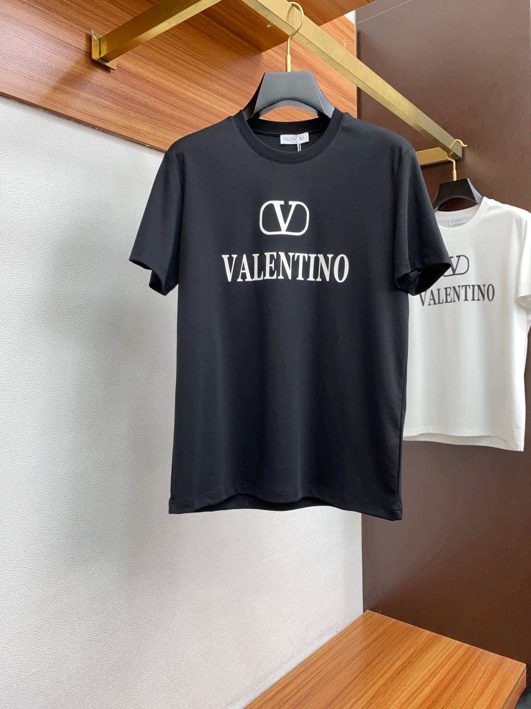 NO:126410,VT 2025 spring and summer new first-time counter latest short-sleeved round-neck T-shirt, high-end customization, avant-garde and fashionable design!  Brand logo heavy craft design, high-end customized mercerized cotton fabric, soft feel, comfortable to wear, exquisite counter-level car line, fine workmanship, invincible and handsome upper body effect!  A must-have item for handsome men!  Code number M-3xL21, T-shirt,tees,t-shirt,alexander wang19860909VT 2025春夏新款首发专柜最新款短袖圆领T恤 高端订制 设计前卫时尚！品牌logo重工艺设计 高端定制丝光棉面料.手感柔软.穿着舒适.专柜级别精致车线.做工精细.上身效果无敌帅气！型男必备单品！码数M-3xL21,,T-shirt,tees，t-shirt,alexander wang,Men's clothing