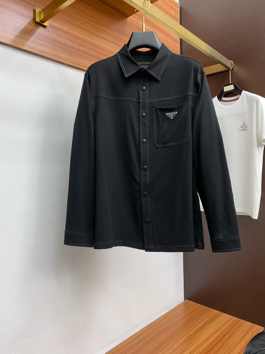  普拉达2025FW男士翻领夹克男装外套，休闲日常穿搭单品！上身修饰身形、提花面料将时装美学和新都市商务