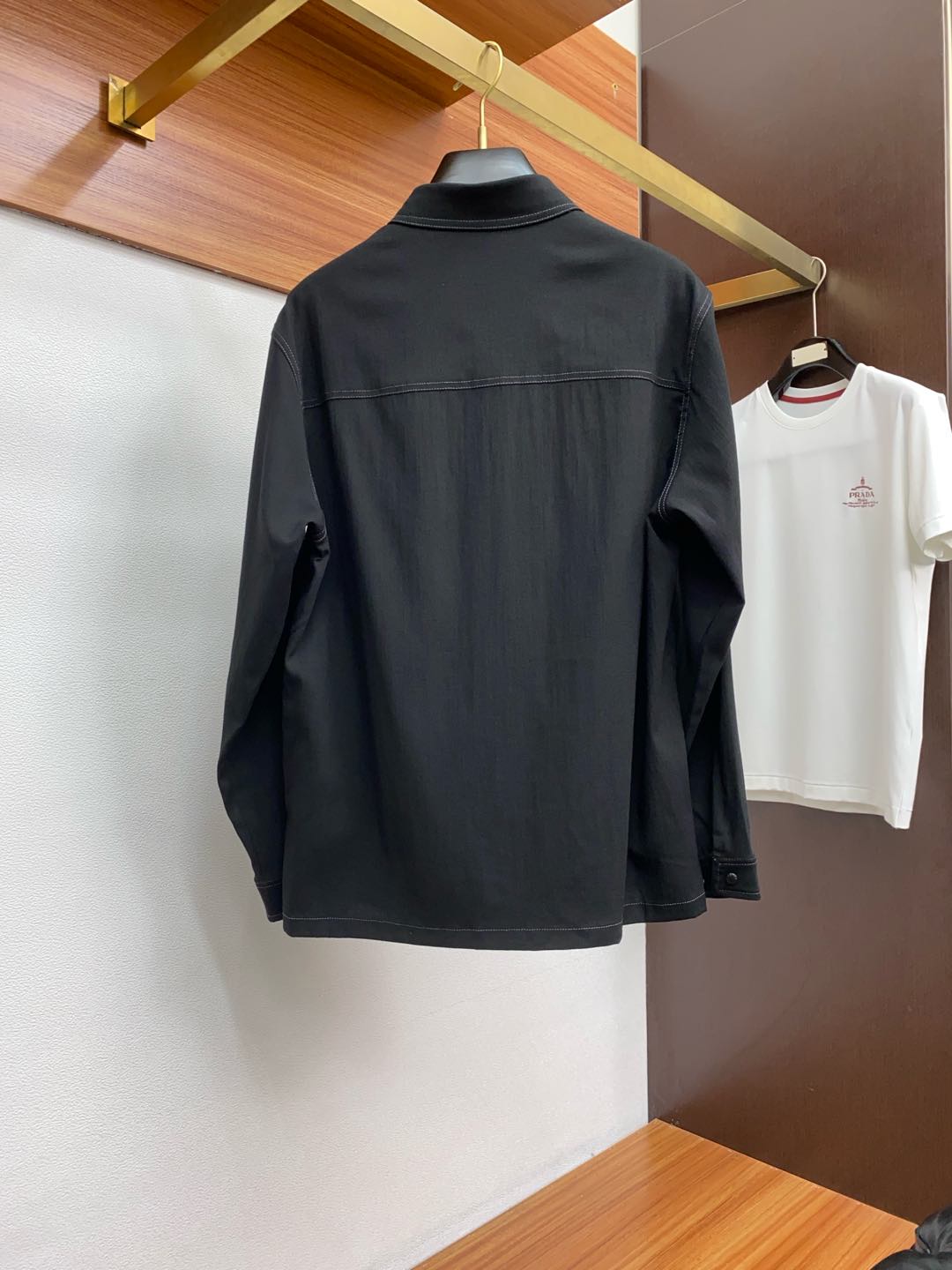  普拉达2025FW男士翻领夹克男装外套，休闲日常穿搭单品！上身修饰身形、提花面料将时装美学和新都市商务