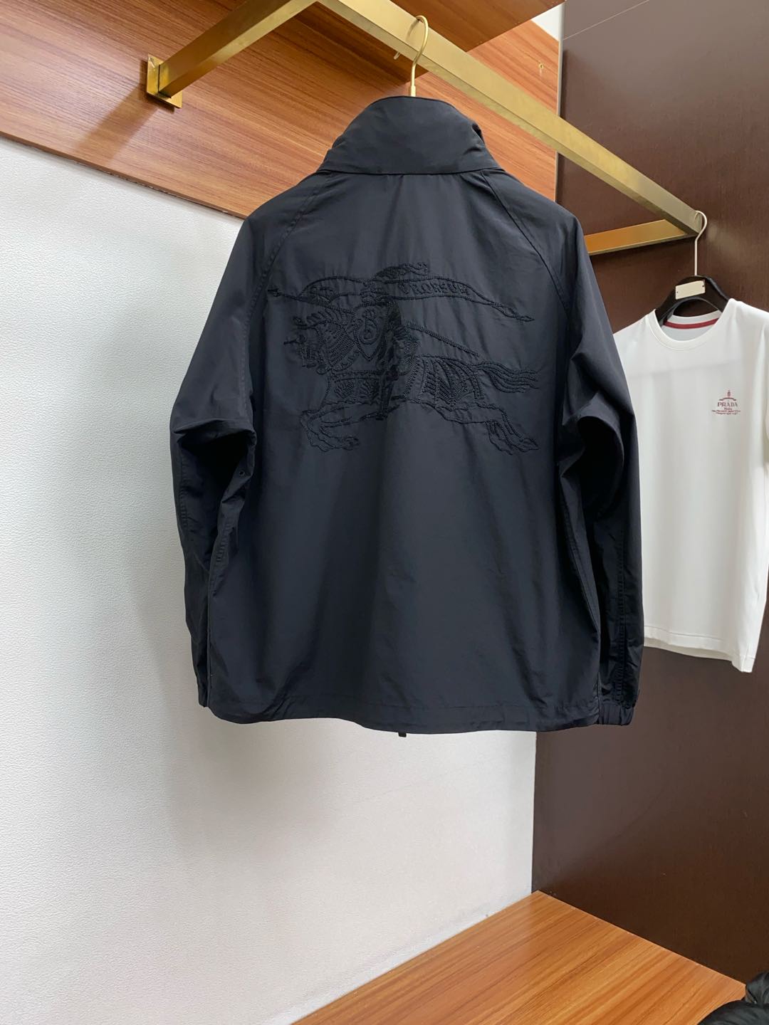  巴宝莉 2025FW男士连帽夹克男装外套，休闲日常穿搭单品！上身修饰身形、提花面料将时装美学和新都市商