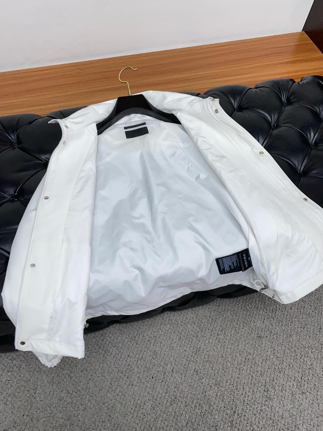  普拉达 2025FW男士连帽 夹克男装外套，休闲日常穿搭单品！上身修饰身形、提花面料将时装美学和新都市