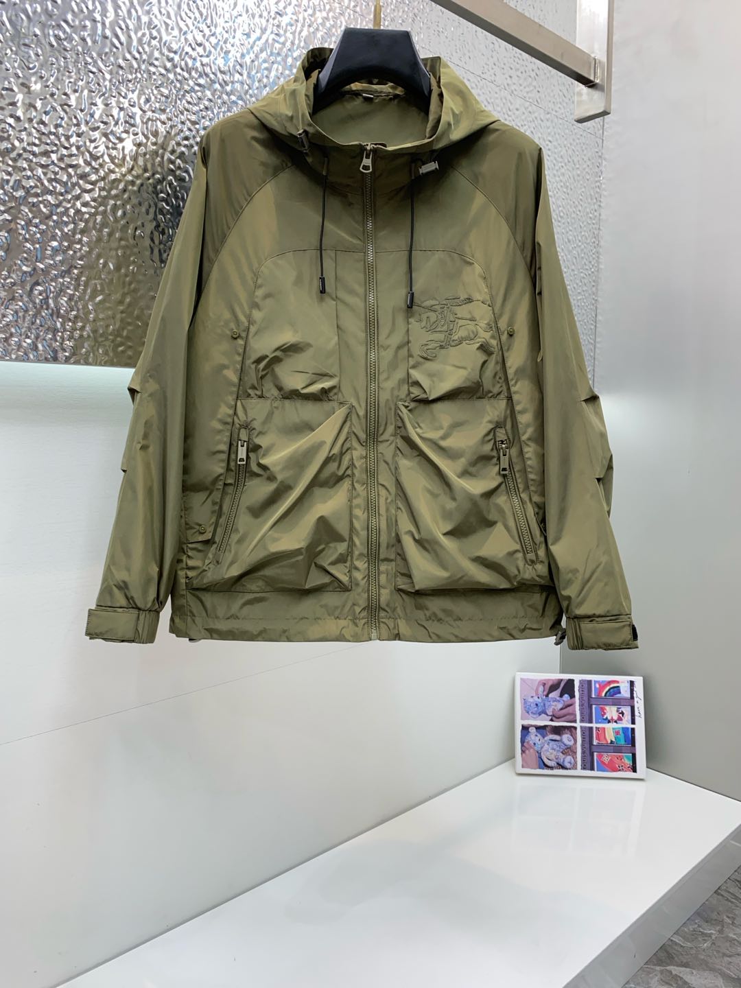 NO:122092,Burberry 2025FW men's hooded jacket men's jacket, casual and daily wear items!  The upper body shape and jacquard fabric perfectly combine fashion aesthetics with the concept of new urban business and leisure. The whole body interprets the Italian-style ability and outdoor functional style, both solemn and harmonious, creating a unique styling item. The overall outline tends to be simple, with a rather unique and elegant detail treatment, enriching the overall vision. The wardrobe has excellent high attendance rate for business and leisure!  It is hard to find!  48-56 (please report height and weight by placing an order), burberry, jackets & coats, jackets & coats, hats, alexander wang19860909巴宝莉 2025FW男士连帽夹克男装外套,休闲日常穿搭单品！上身修饰身形、提花面料将时装美学和新都市商务休闲概念完美融合,通体将意式的干练和户外功能性风格极致诠释,亦庄亦谐,塑造出别具一格的造型单品,整体轮廓趋于简约风格,颇为个性且雅痞的细节处理,丰富了整体视觉.衣橱商务休闲绝佳的高出勤率！可遇而不可求！48-56（下单请报身高体重）,,burberry,jackets & coats,jackets & coats,hats,alexander wang,Men's clothing