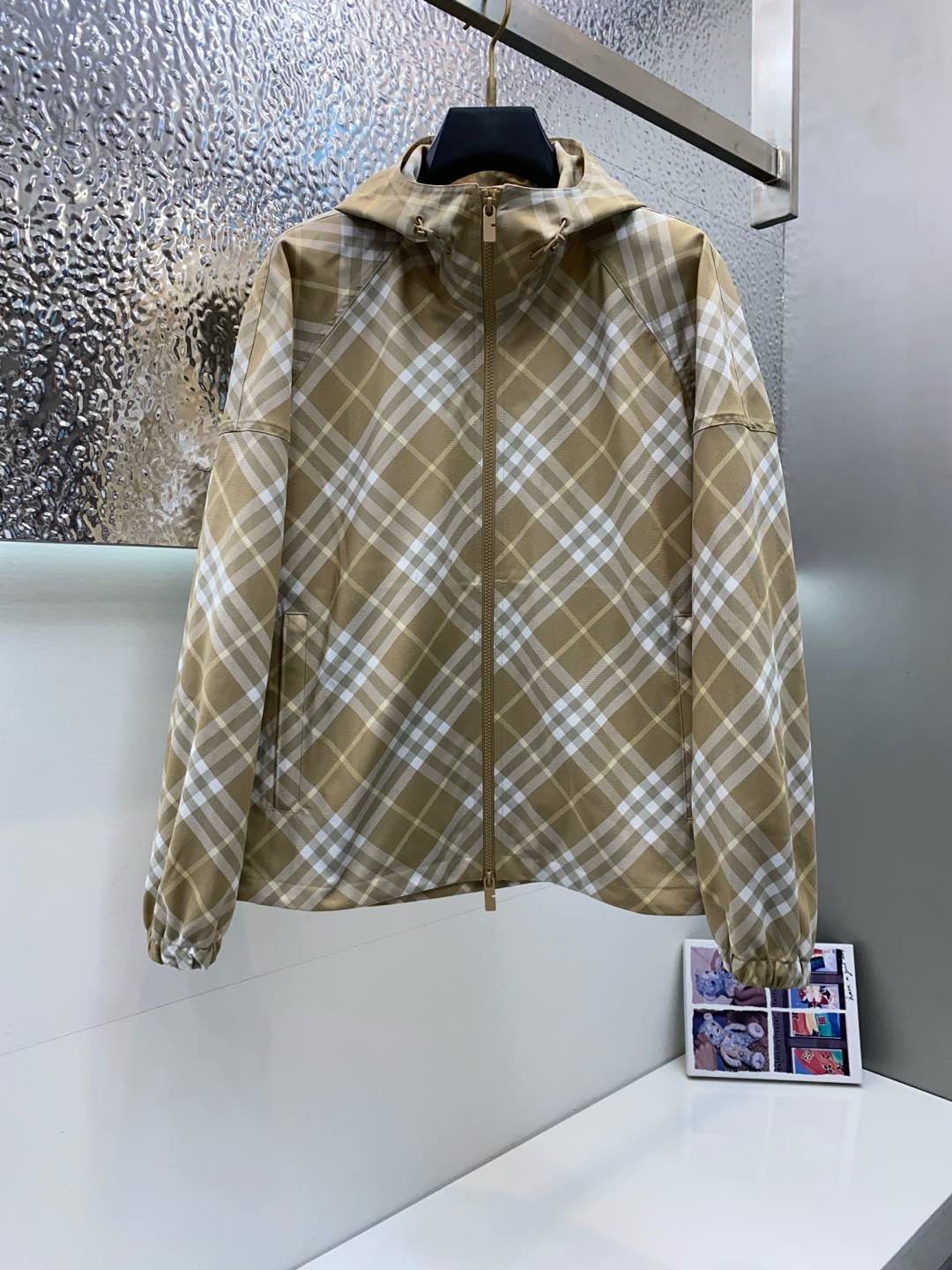 NO:124116,Burberry 2025FW men's hooded jacket men's jacket, casual and daily wear items!  The upper body shape and jacquard fabric perfectly combine fashion aesthetics with the concept of new urban business and leisure. The whole body interprets the Italian-style ability and outdoor functional style, both solemn and harmonious, creating a unique styling item. The overall outline tends to be simple, with a rather unique and elegant detail treatment, enriching the overall vision. The wardrobe has excellent high attendance rate for business and leisure!  It is hard to find!  48-56 (please report height and weight by placing an order), burberry, jackets & coats, jackets & coats, hats, alexander wang19860909巴宝莉 2025FW男士连帽夹克男装外套,休闲日常穿搭单品！上身修饰身形、提花面料将时装美学和新都市商务休闲概念完美融合,通体将意式的干练和户外功能性风格极致诠释,亦庄亦谐,塑造出别具一格的造型单品,整体轮廓趋于简约风格,颇为个性且雅痞的细节处理,丰富了整体视觉.衣橱商务休闲绝佳的高出勤率！可遇而不可求！48-56（下单请报身高体重）,,burberry,jackets & coats,jackets & coats,hats,alexander wang,Men's clothing