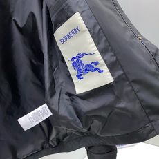 巴宝莉 2025FW男士连帽冲锋夹克男装外套,休闲日常穿搭单品!上身修饰身形、提花面料将时装美学和新都市 巴宝莉 2025FW男士连帽冲锋夹克男装外套,休闲日常穿搭单品!上身修饰身形、提花面料将时装美学和新都市