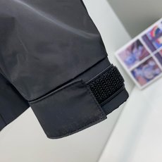 巴宝莉 2025FW男士连帽冲锋夹克男装外套,休闲日常穿搭单品!上身修饰身形、提花面料将时装美学和新都市 巴宝莉 2025FW男士连帽冲锋夹克男装外套,休闲日常穿搭单品!上身修饰身形、提花面料将时装美学和新都市