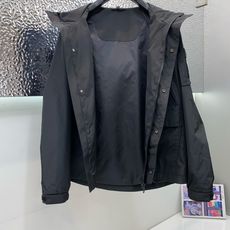 巴宝莉 2025FW男士连帽冲锋夹克男装外套,休闲日常穿搭单品!上身修饰身形、提花面料将时装美学和新都市 巴宝莉 2025FW男士连帽冲锋夹克男装外套,休闲日常穿搭单品!上身修饰身形、提花面料将时装美学和新都市