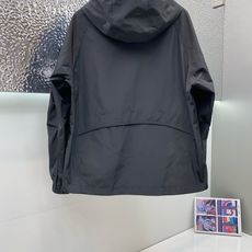巴宝莉 2025FW男士连帽冲锋夹克男装外套,休闲日常穿搭单品!上身修饰身形、提花面料将时装美学和新都市 巴宝莉 2025FW男士连帽冲锋夹克男装外套,休闲日常穿搭单品!上身修饰身形、提花面料将时装美学和新都市