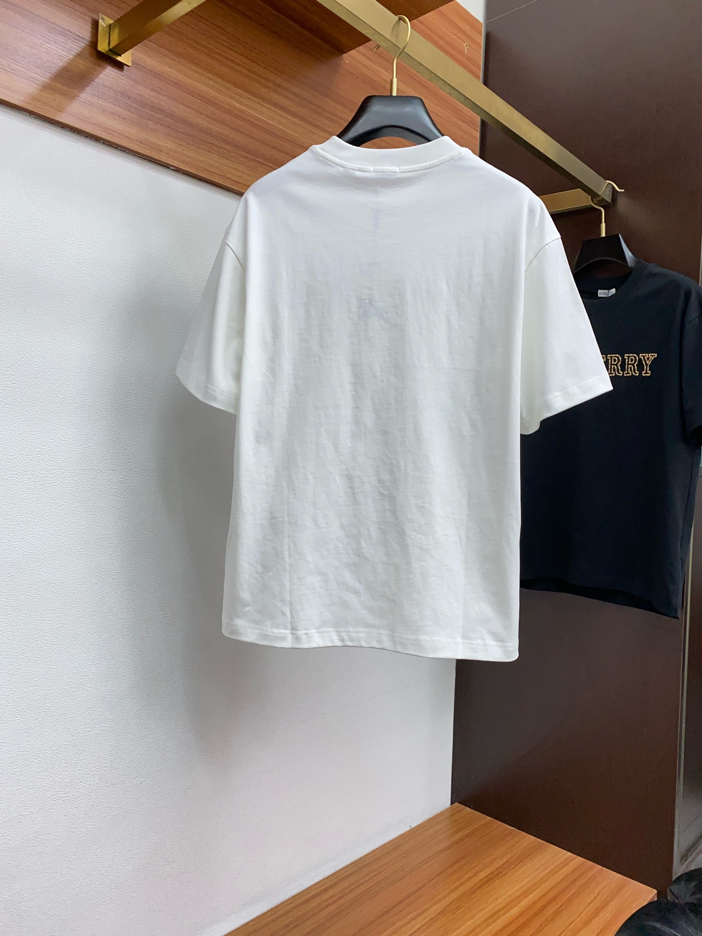  巴宝莉 2025FW 刺绣设计重磅纯棉 半袖T恤 /棉质半袖T恤 本款棉质T 恤以当季色调传递休闲运动