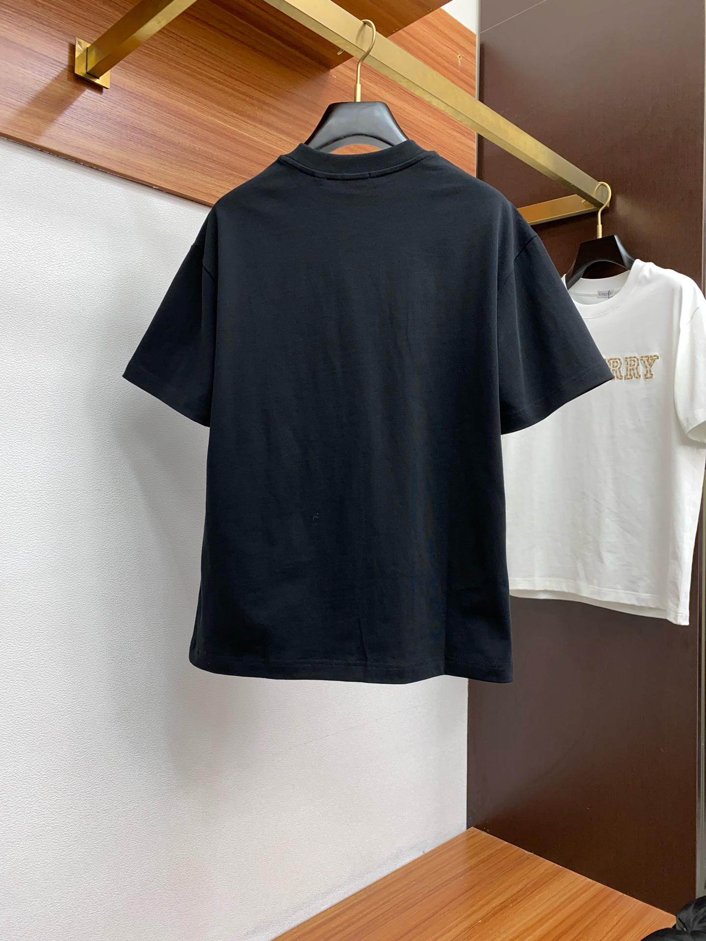  巴宝莉 2025FW 刺绣设计重磅纯棉 半袖T恤 /棉质半袖T恤 本款棉质T 恤以当季色调传递休闲运动