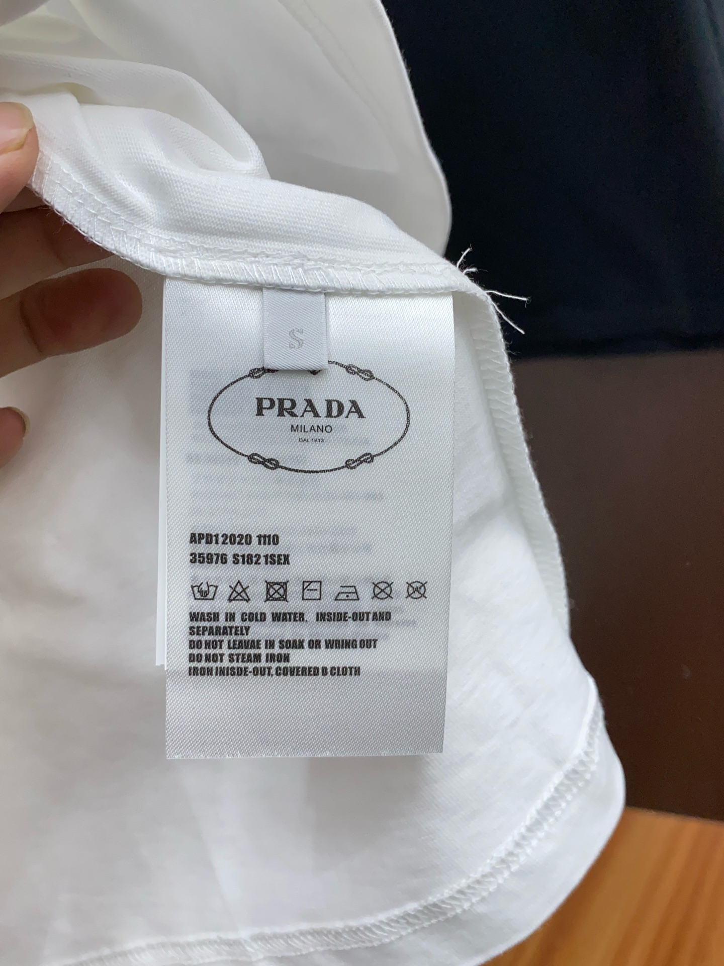  普拉达 2025FW 刺绣设计重磅纯棉 半袖T恤 /棉质半袖T恤 本款棉质T 恤以当季色调传递休闲运动