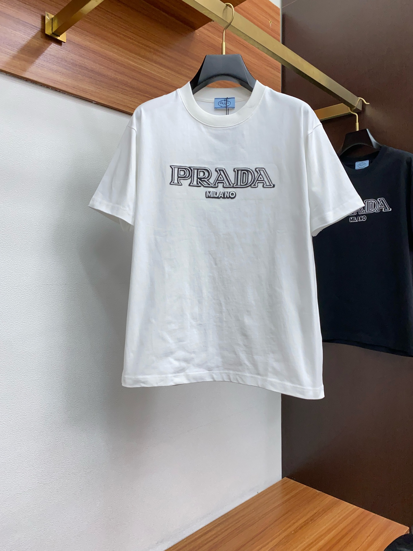  普拉达 2025FW 刺绣设计重磅纯棉 半袖T恤 /棉质半袖T恤 本款棉质T 恤以当季色调传递休闲运动
