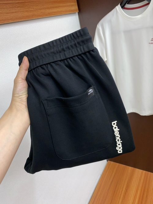 Balenciaga بنطلون رياضي أسود مريح، عصري، بقصة مستقيمة، مثالي للإطلالات الكاجوال 1 Balenciaga بنطلون رياضي أسود مريح، عصري، بقصة مستقيمة، مثالي للإطلالات الكاجوال