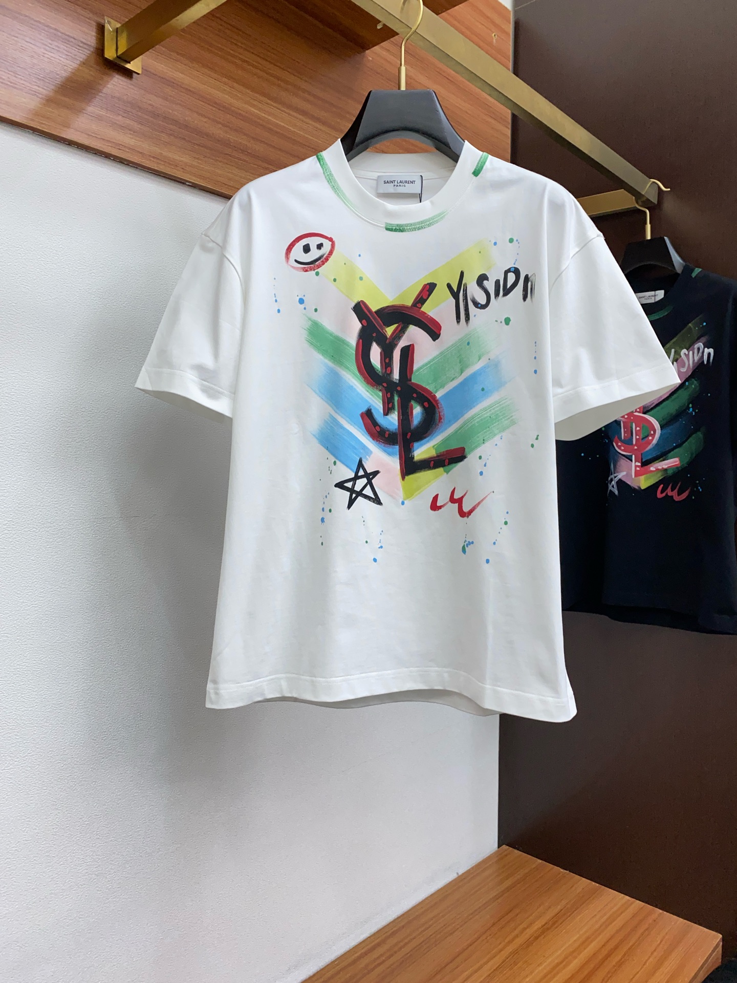 NO:122247,Saint Laurent 2025FW hand-painted design heavy cotton half-sleeved T-shirt / cotton half-sleeved T-shirt This cotton T-shirt conveys a casual and sporty atmosphere in seasonal tones, making it a good choice for daily matching. Cotton size xs-L,,saint laurent,tees,t-shirt,alexander wang19860909圣罗兰 2025FW 手绘设计重磅纯棉 半袖T恤 /棉质半袖T恤 本款棉质T 恤以当季色调传递休闲运动气息,成就日常搭配佳选. 棉 码数 xs-L,,saint laurent,tees，t-shirt,alexander wang,Men's clothing