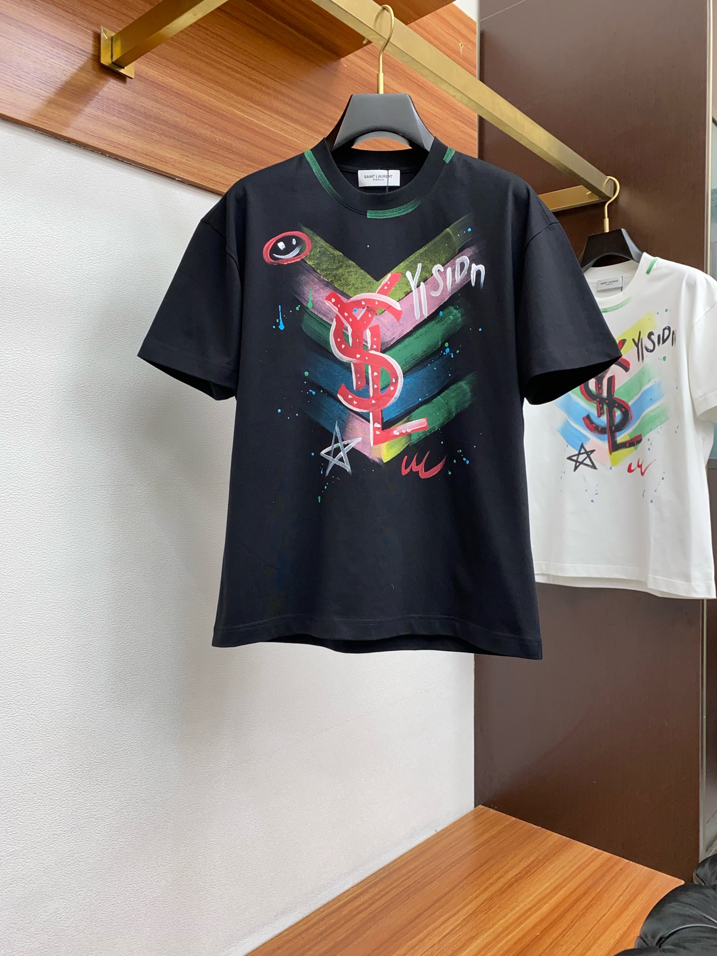 NO:122262,Saint Laurent 2025FW hand-painted design heavy cotton half-sleeved T-shirt / cotton half-sleeved T-shirt This cotton T-shirt conveys a casual and sporty atmosphere in seasonal tones, making it a good choice for daily matching. Cotton Size M-3xL,,saint laurent,tees, t-shirt,alexander wang19860909圣罗兰 2025FW 手绘设计重磅纯棉 半袖T恤 /棉质半袖T恤 本款棉质T 恤以当季色调传递休闲运动气息,成就日常搭配佳选. 棉 码数 M-3xL,,saint laurent,tees，t-shirt,alexander wang,Men's clothing