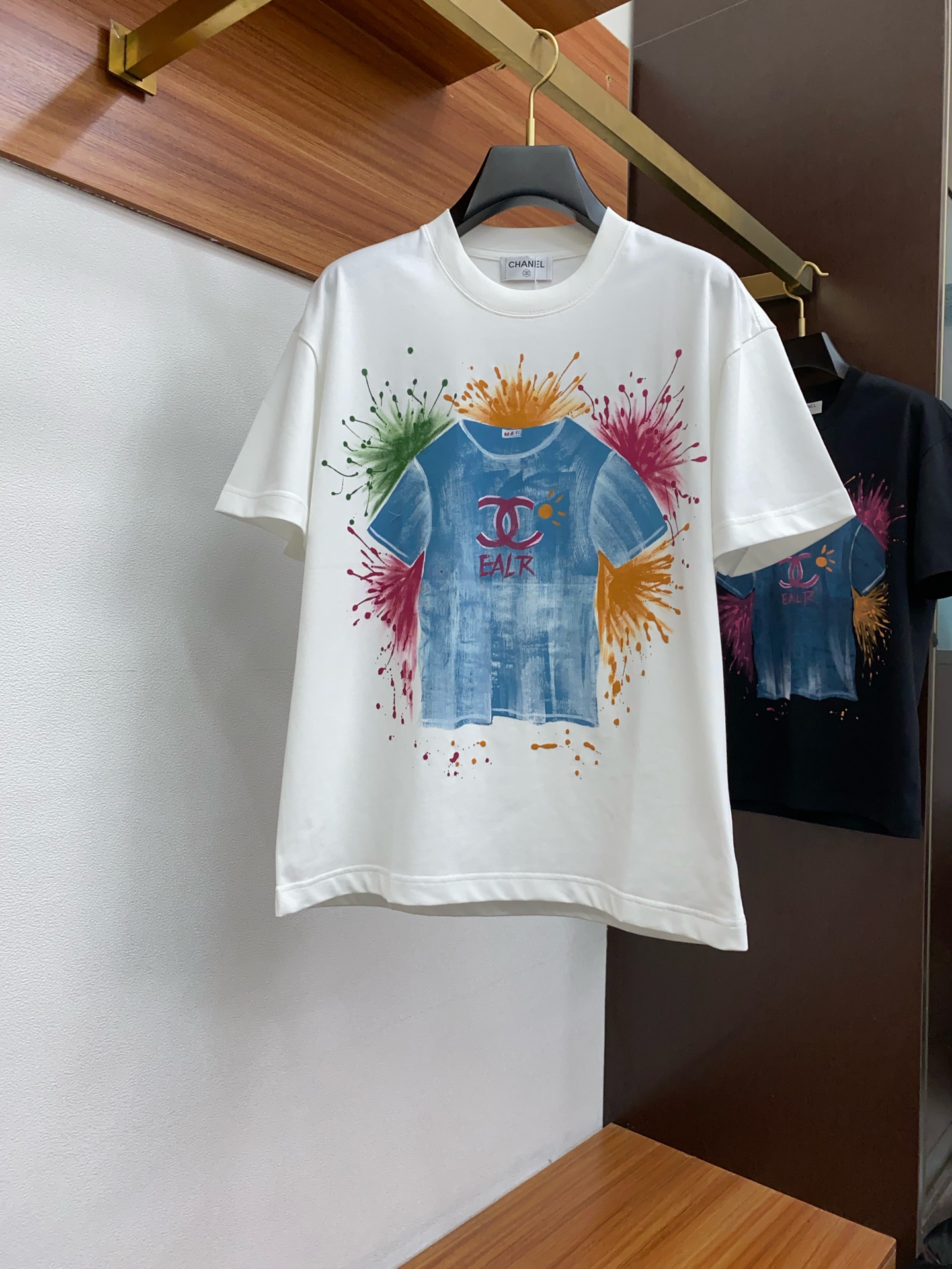 NO:122261,Chanel 2025FW hand-painted design heavy cotton half-sleeved T-shirt / cotton half-sleeved T-shirt This cotton T-shirt conveys a casual and sporty atmosphere in seasonal tones, making it a good choice for daily matching. Cotton Size M-3xL, chanel,tees, t-shirt,alexander wang19860909香奈儿 2025FW 手绘设计重磅纯棉 半袖T恤 /棉质半袖T恤 本款棉质T 恤以当季色调传递休闲运动气息,成就日常搭配佳选. 棉 码数 M-3xL,,chanel,tees，t-shirt,alexander wang,Men's clothing