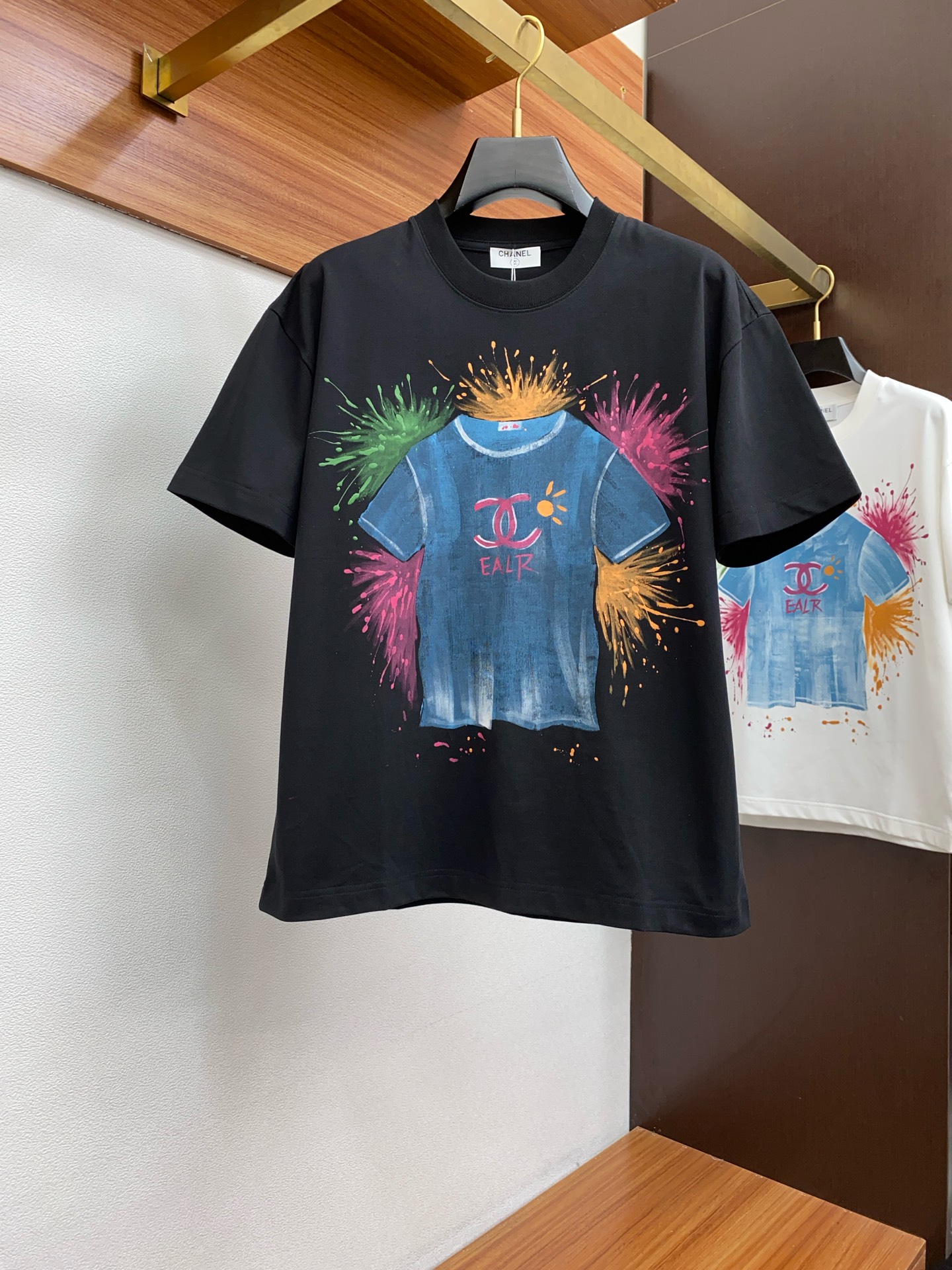 NO:121774,The wrong price Chanel 2025FW hand-painted design heavy cotton half-sleeved T-shirt / cotton half-sleeved T-shirt This cotton T-shirt conveys a casual and sporty atmosphere in seasonal tones, making it a good choice for daily matching. Cotton Size M-3xL, chanel,tees, t-shirt,alexander wang19860909上错价 香奈儿 2025FW 手绘设计重磅纯棉 半袖T恤 /棉质半袖T恤 本款棉质T 恤以当季色调传递休闲运动气息,成就日常搭配佳选. 棉 码数 M-3xL,,chanel,tees，t-shirt,alexander wang,Men's clothing