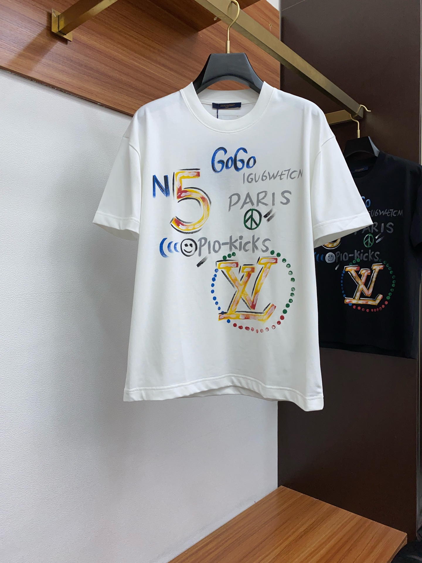 NO:122257,1v Louis Vuitton 2025FW Hand-painted Design Heavy Cotton Half-Sleeve T-Shirt/Cotton Half-Sleeve T-Shirt This cotton T-Shirt conveys a casual and sporty atmosphere in seasonal tones, making it a good choice for daily matching. Cotton Size M-3xL,,louis vuitton,tees, t-shirt,alexander wang198609091v 路易威登 2025FW 手绘设计重磅纯棉 半袖T恤 /棉质半袖T恤 本款棉质T 恤以当季色调传递休闲运动气息,成就日常搭配佳选. 棉 码数 M-3xL,,louis vuitton,tees，t-shirt,alexander wang,Men's clothing