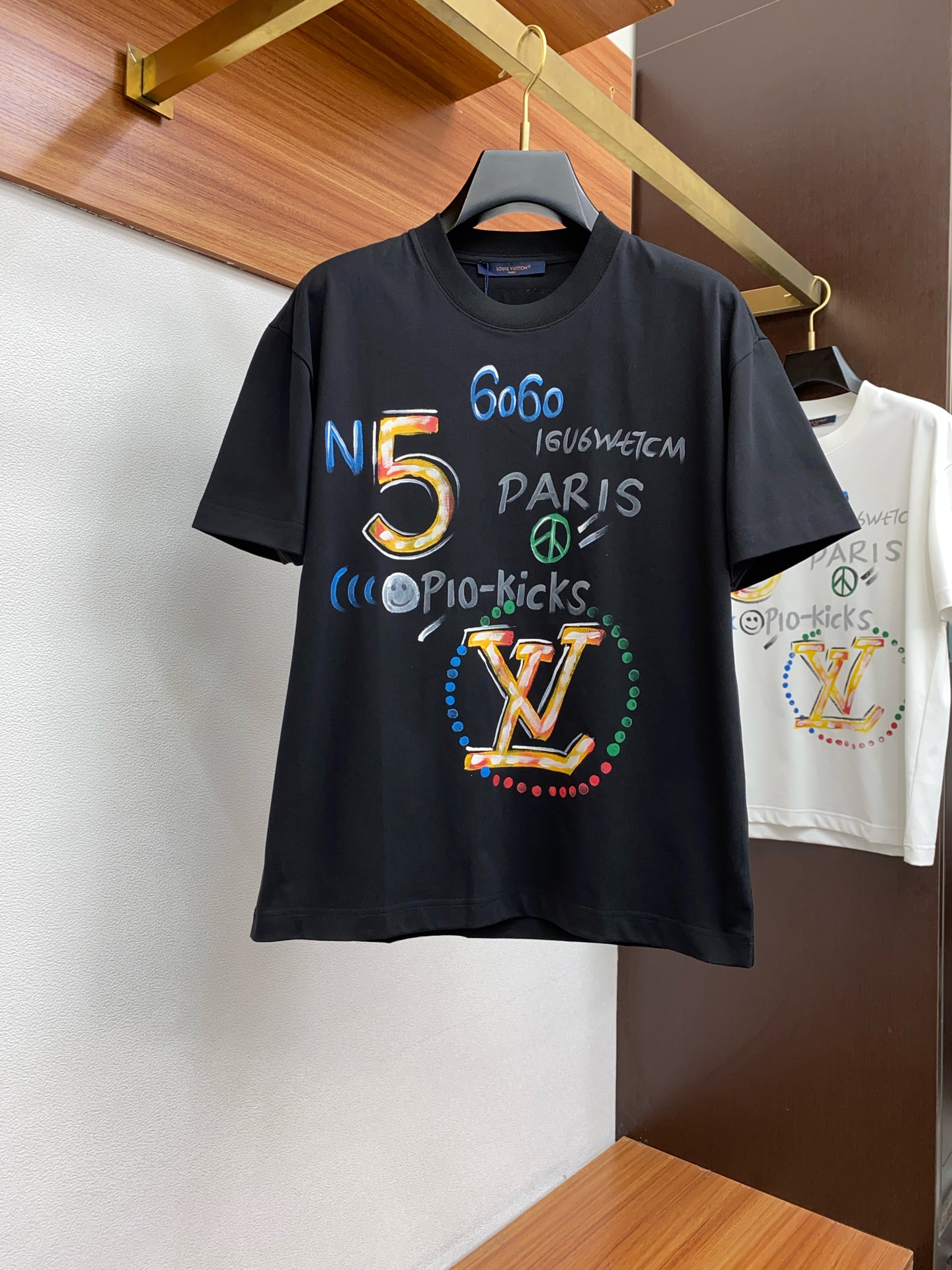 NO:122259,1v Louis Vuitton 2025FW Hand-painted Design Heavy Cotton Half-Sleeve T-Shirt/Cotton Half-Sleeve T-Shirt This cotton T-Shirt conveys a casual and sporty atmosphere in seasonal tones, making it a good choice for daily matching. Cotton Size M-3xL,,louis vuitton,tees, t-shirt,alexander wang198609091v 路易威登 2025FW 手绘设计重磅纯棉 半袖T恤 /棉质半袖T恤 本款棉质T 恤以当季色调传递休闲运动气息,成就日常搭配佳选. 棉 码数 M-3xL,,louis vuitton,tees，t-shirt,alexander wang,Men's clothing
