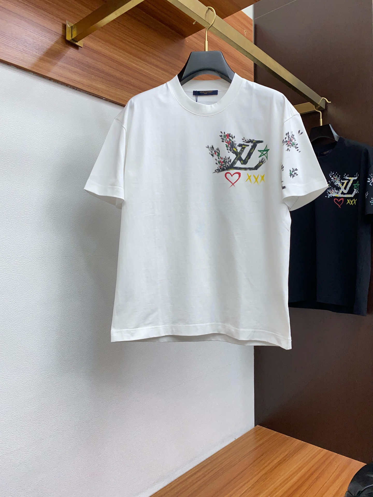 NO:122253,1v Louis Vuitton 2025FW Hand-painted Heavy Cotton Half-Sleeve T-Shirt/Cotton Half-Sleeve T-Shirt This cotton T-Shirt conveys a casual and sporty atmosphere in seasonal tones, making it a good choice for daily matching. Cotton Size M-3xL,,louis vuitton,tees, t-shirt,alexander wang198609091v 路易威登 2025FW 手绘重磅纯棉 半袖T恤 /棉质半袖T恤 本款棉质T 恤以当季色调传递休闲运动气息,成就日常搭配佳选. 棉 码数 M-3xL,,louis vuitton,tees，t-shirt,alexander wang,Men's clothing