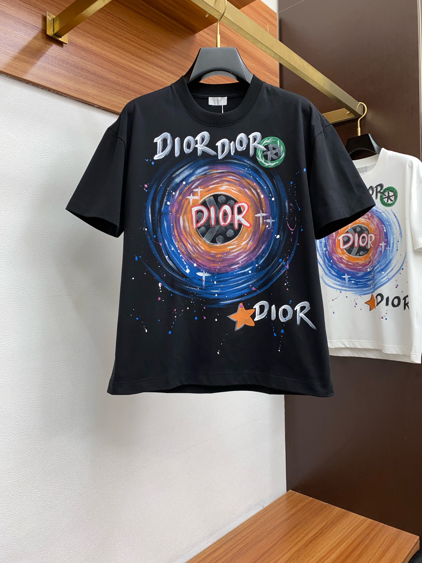 NO:122255,Dior 2025FW Hand-painted Heavy Cotton Half-Sleeve T-Shirt/Cotton Half-Sleeve T-Shirt This cotton T-Shirt conveys a casual and sporty atmosphere in seasonal tones, making it a good choice for daily matching. Cotton Size M-3xL,,dior,tees,t-shirt,alexander wang19860909迪奥 2025FW 手绘重磅纯棉 半袖T恤 /棉质半袖T恤 本款棉质T 恤以当季色调传递休闲运动气息,成就日常搭配佳选. 棉 码数 M-3xL,,dior,tees，t-shirt,alexander wang,Men's clothing