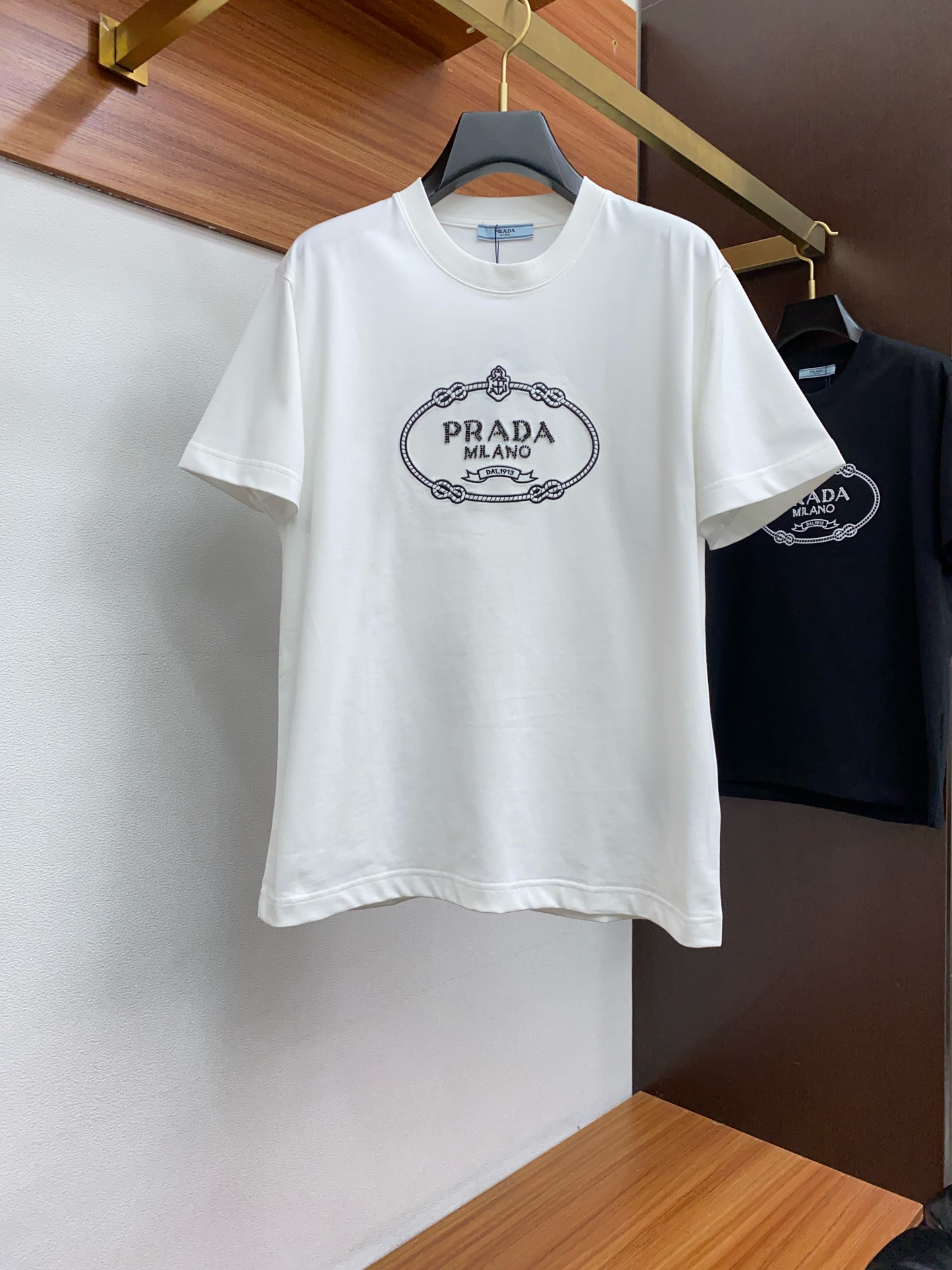 NO:122251,Prada 2025FW Print/Embroidery Heavy Cotton Half-Sleeve T-Shirt/Cotton Half-Sleeve T-Shirt This cotton T-Shirt conveys a casual and sporty atmosphere in seasonal tones, making it a good choice for daily matching. Cotton Size xs-L,,prada,tees,t-shirt,alexander wang19860909普拉达 2025FW 印花/刺绣重磅纯棉 半袖T恤 /棉质半袖T恤 本款棉质T 恤以当季色调传递休闲运动气息,成就日常搭配佳选. 棉 码数 xs-L,,prada,tees，t-shirt,alexander wang,Men's clothing