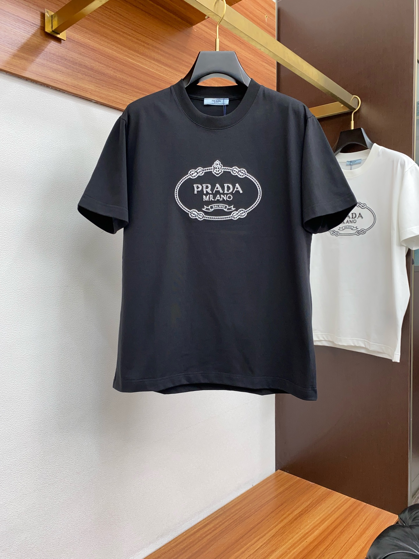 NO:122263,Prada 2025FW Print/Embroidery Heavy Cotton Half-Sleeve T-Shirt/Cotton Half-Sleeve T-Shirt This cotton T-Shirt conveys a casual and sporty atmosphere in seasonal tones, making it a good choice for daily matching. Cotton Size xs-L,,prada,tees,t-shirt,alexander wang19860909普拉达 2025FW 印花/刺绣重磅纯棉 半袖T恤 /棉质半袖T恤 本款棉质T 恤以当季色调传递休闲运动气息,成就日常搭配佳选. 棉 码数 xs-L,,prada,tees，t-shirt,alexander wang,Men's clothing