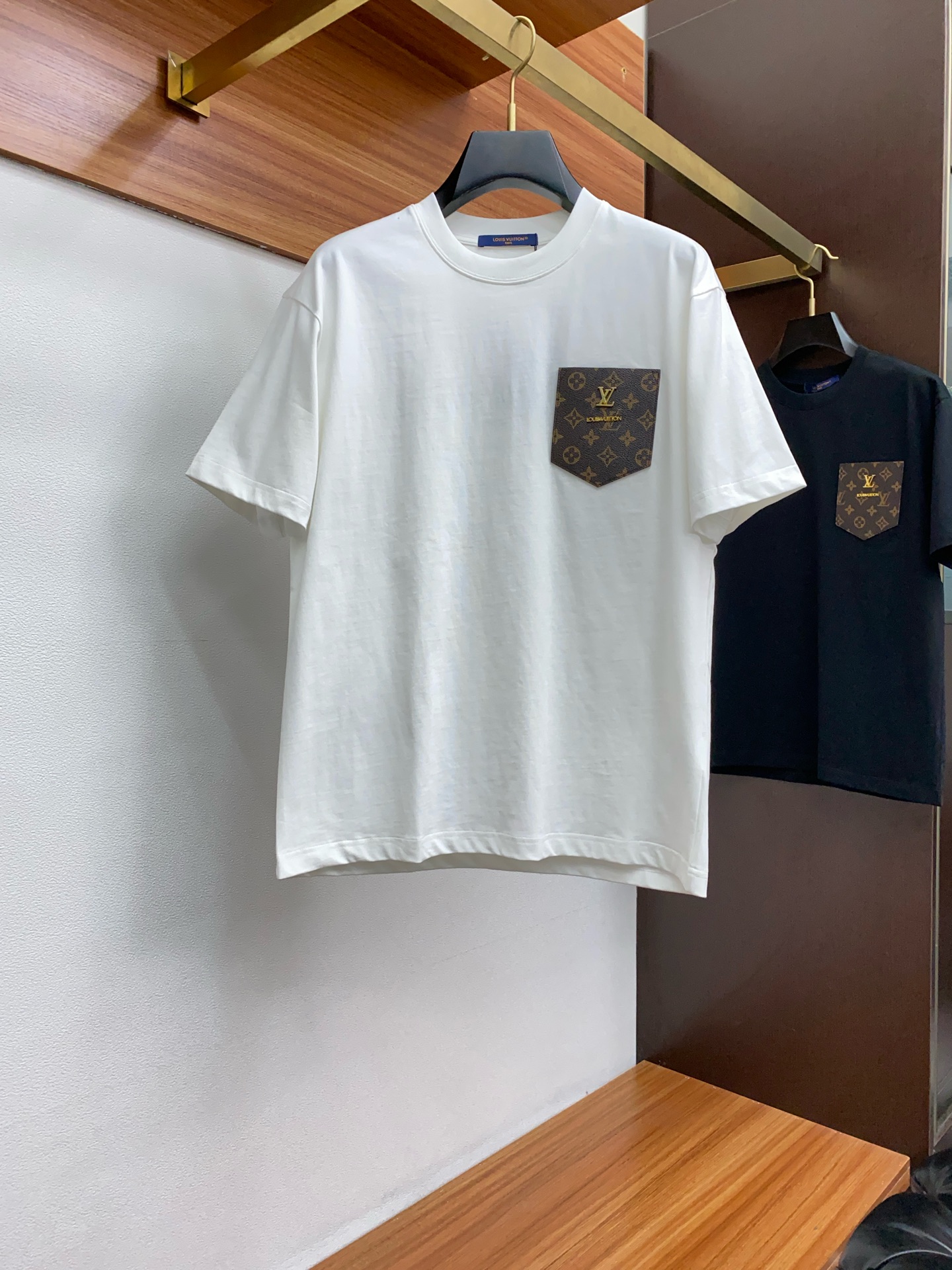  1v 路易威登 2025FW 印花/刺绣重磅纯棉 半袖T恤 /棉质半袖T恤 本款棉质T 恤以当季色调传