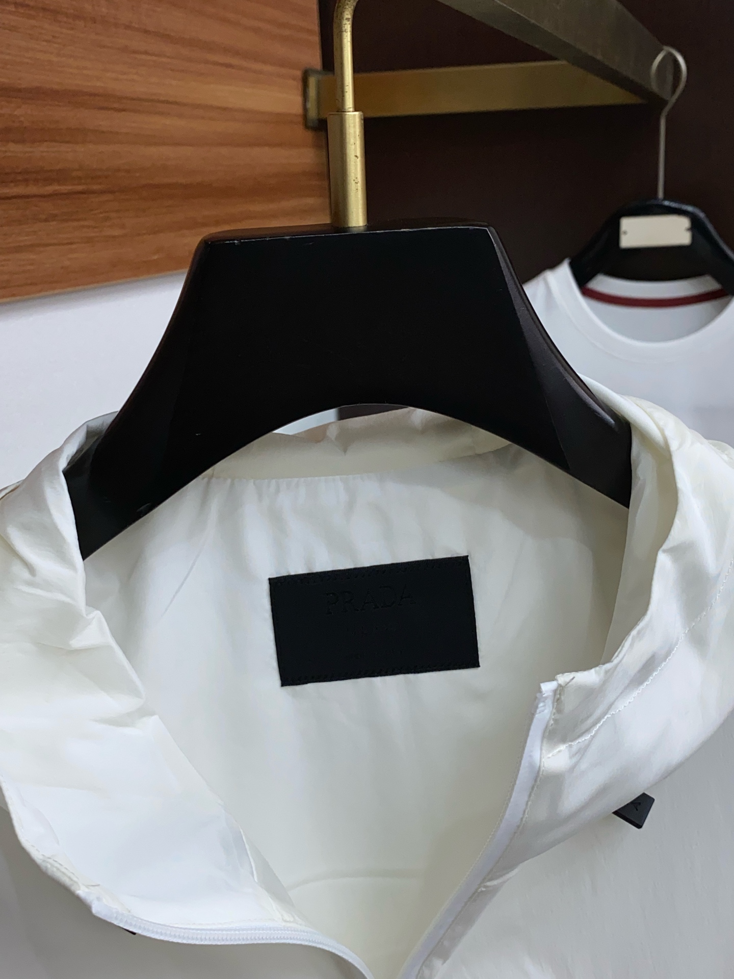  普拉达 2025FW男士连帽夹克男装外套，休闲日常穿搭单品！上身修饰身形、提花面料将时装美学和新都市商