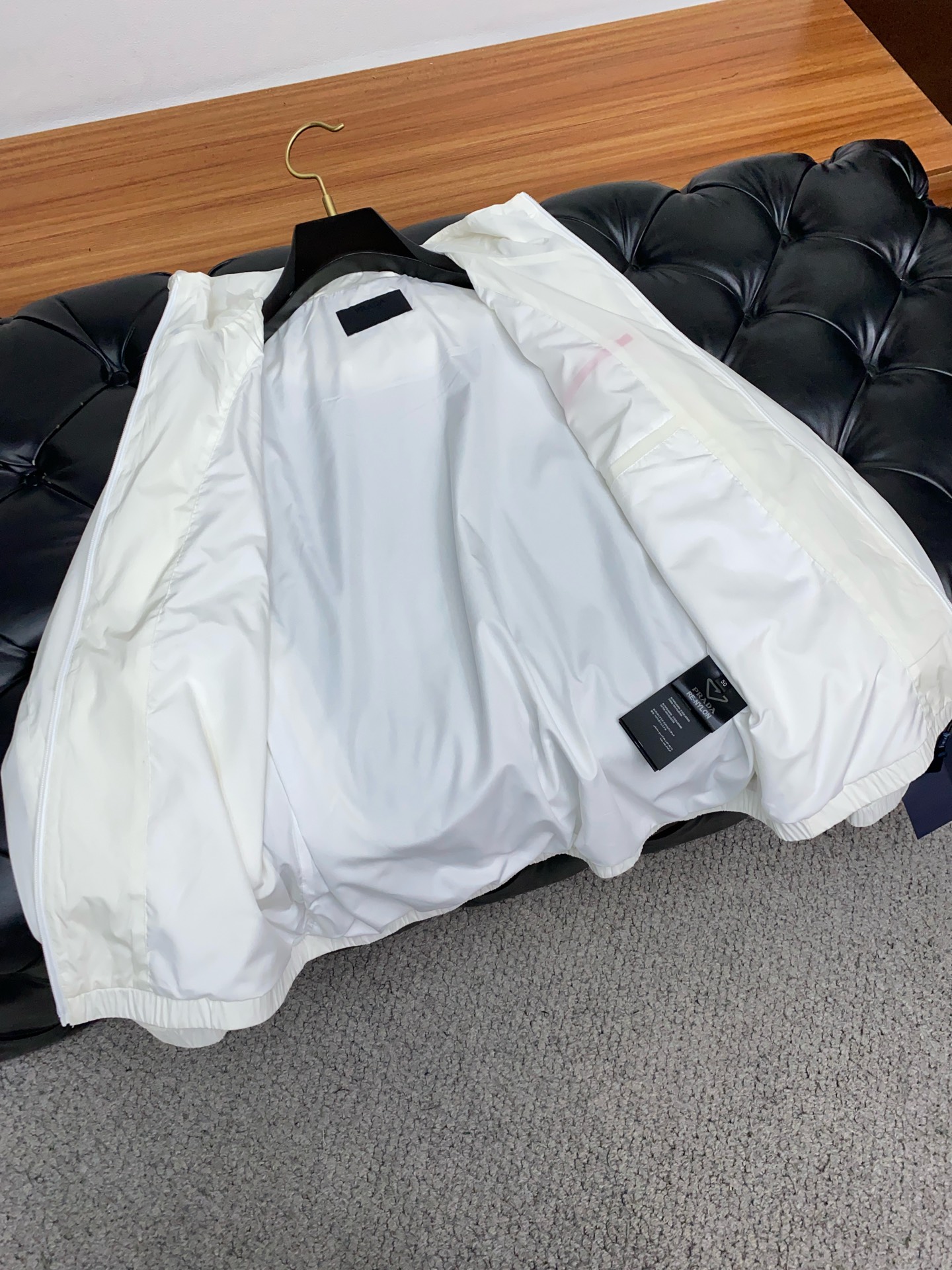  普拉达 2025FW男士连帽夹克男装外套，休闲日常穿搭单品！上身修饰身形、提花面料将时装美学和新都市商