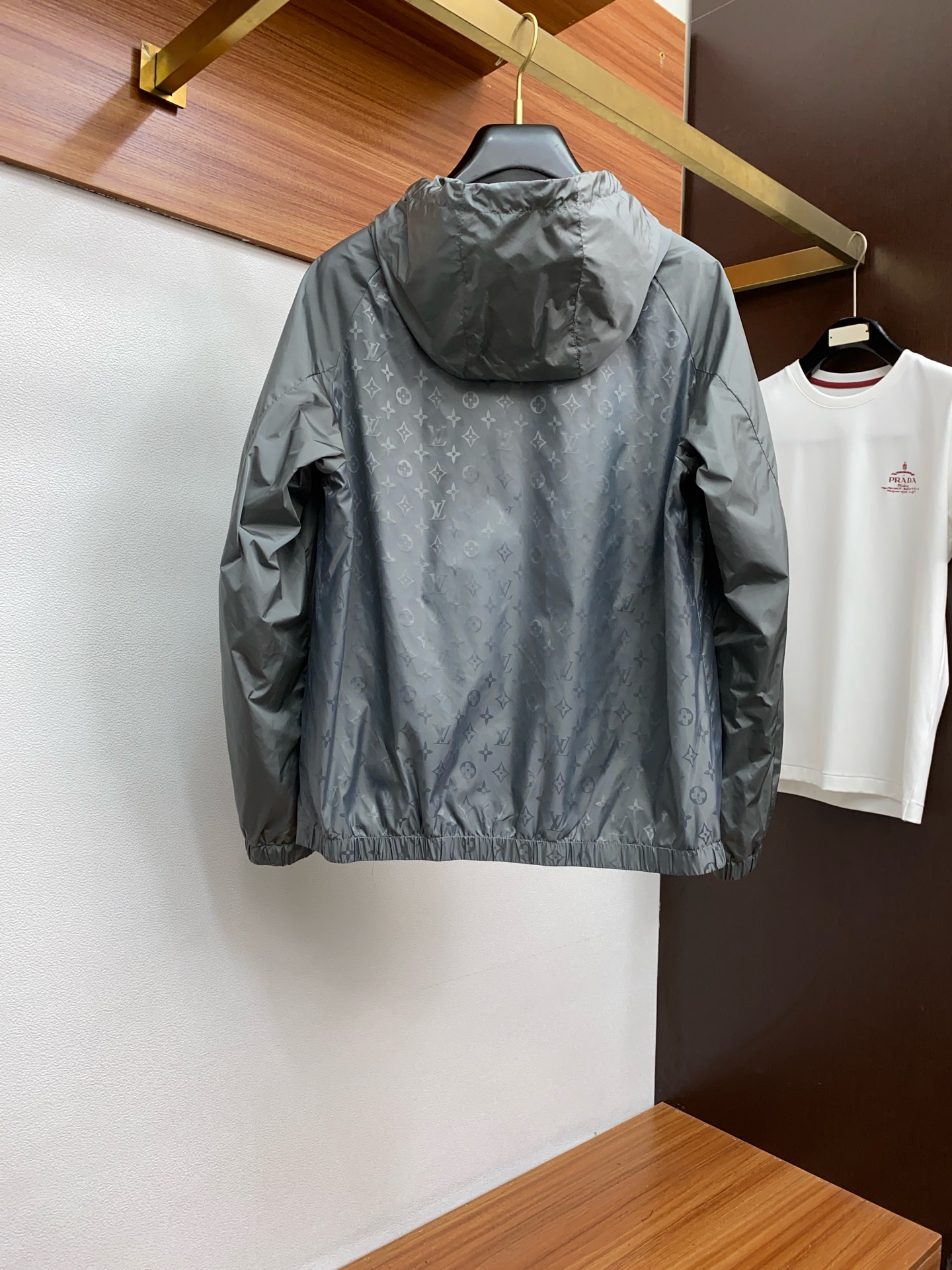  1v 路易威登 2025FW男士连帽夹克男装外套，休闲日常穿搭单品！上身修饰身形、提花面料将时装美学和