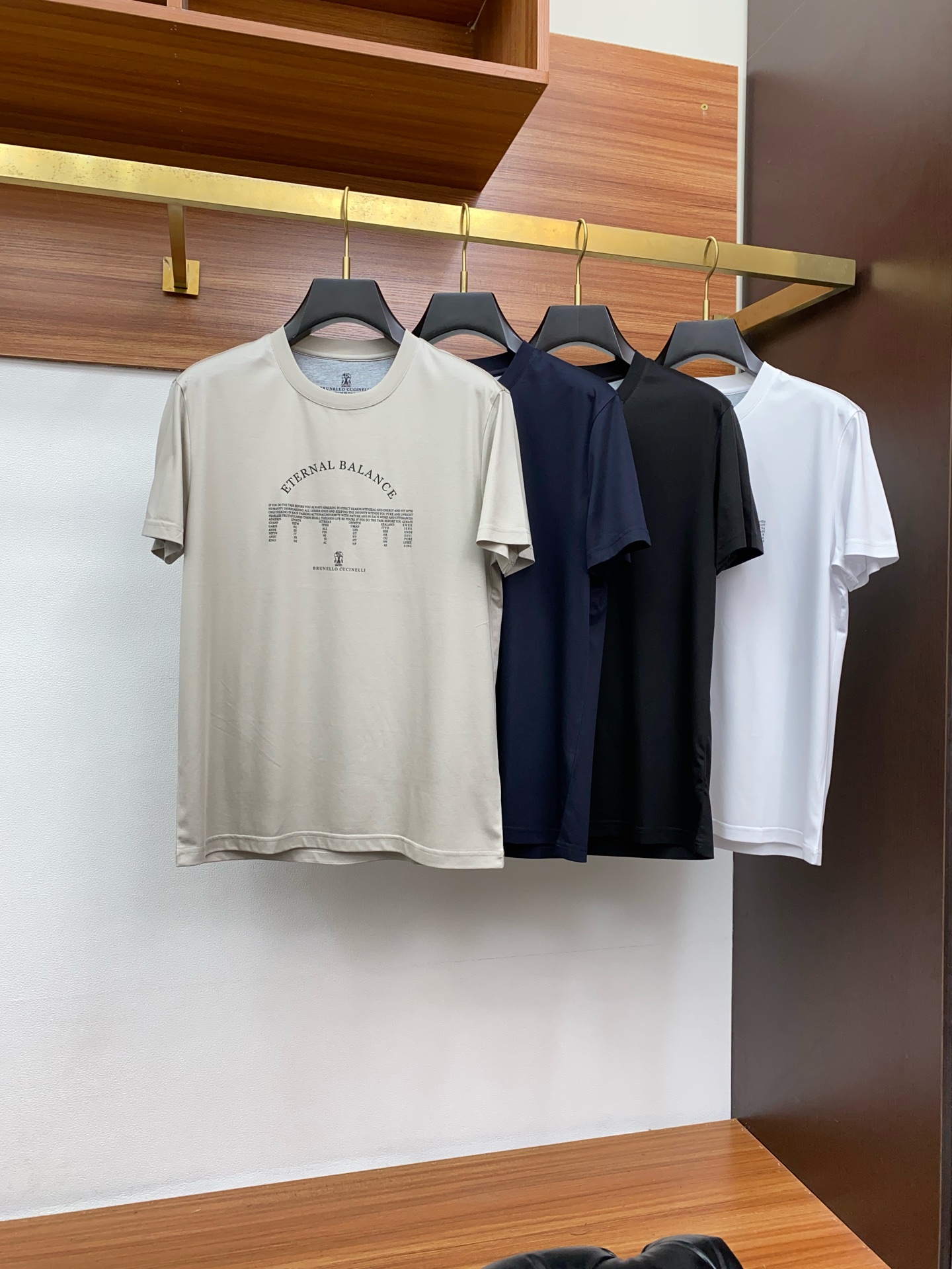  BC 专柜官网同步发售！辅料全部原版定制出品，贸易公司真品订单。高级定制进口面料，以天然植物芘麻面料 