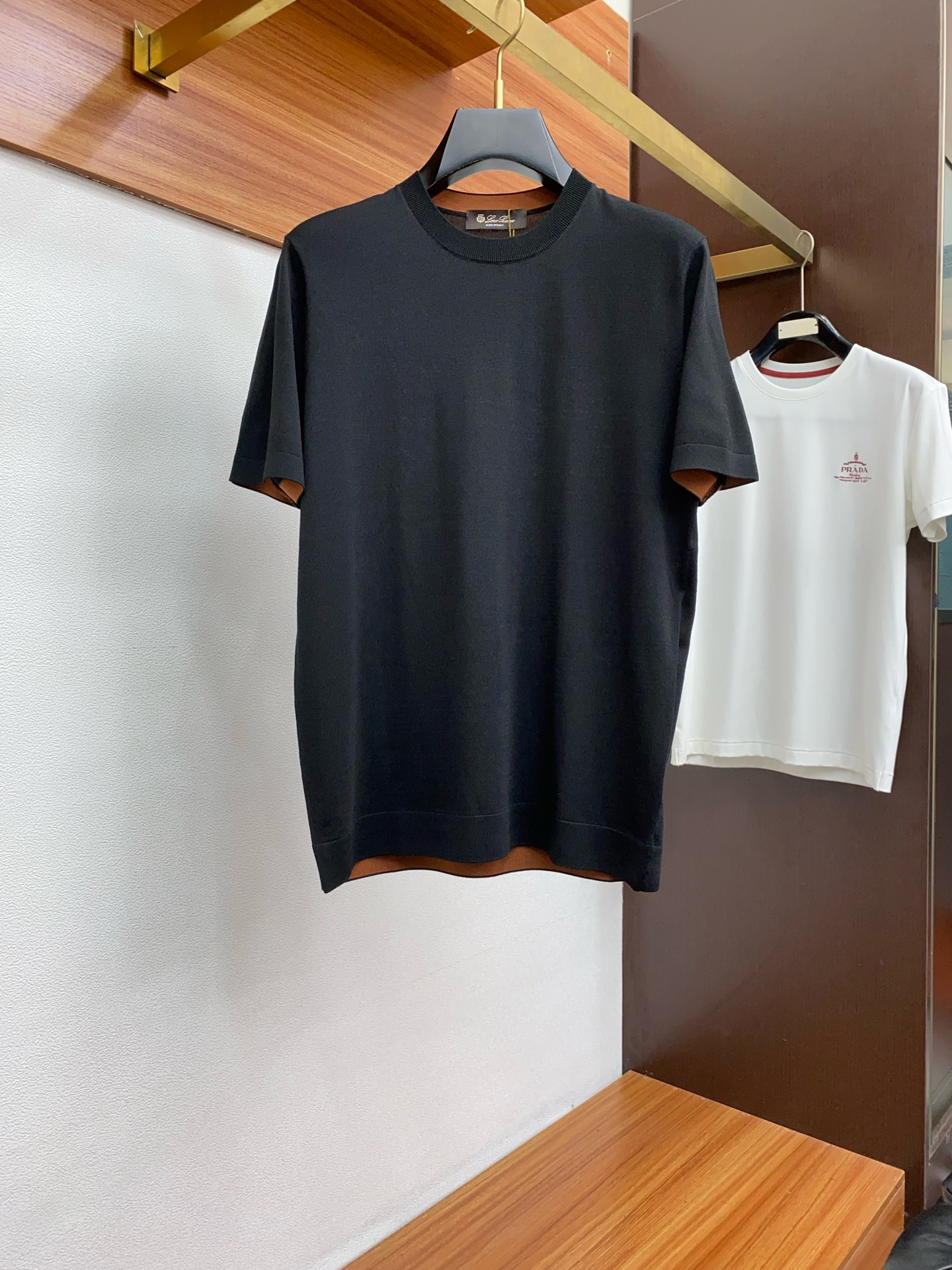 NO:122294,LP spring and summer new short-sleeved knitted short-sleeved overall color is bright and bright, and customized mercerized cotton has a smooth and soft feel, with a strong drape, natural and soft texture, super comfortable in the body, and a strong drape!  T-shirts are very comfortable and practical in daily wear, super toughness is better than ordinary cotton, the texture is fine, soft and skin-friendly, the touch is light and cool, the color is bright and the color is fast, the breathability and drape are good, and it can be worn now. Especially when driving and going out, M-3xL, loro piana, T-shirt, tees, t-shirt, alexander wang19860909LP 春夏新款短袖 针织短袖 整体上色泽较鲜明和光亮,定制丝光棉 手感顺滑揉软,悬垂感特强,质地自然柔软、贴身超级舒服,悬垂感特强！T恤日常穿搭很自在很实用,超级的有韧性比起一般的棉手感质感都更好的,面料质地细腻、柔软、亲肤,触感轻薄凉爽,色泽艳丽色牢度高,透气性及悬垂性好 现在也可以穿 特别是开车和外出,M-3xL,,loro piana,T-shirt,tees，t-shirt,alexander wang,Men's clothing