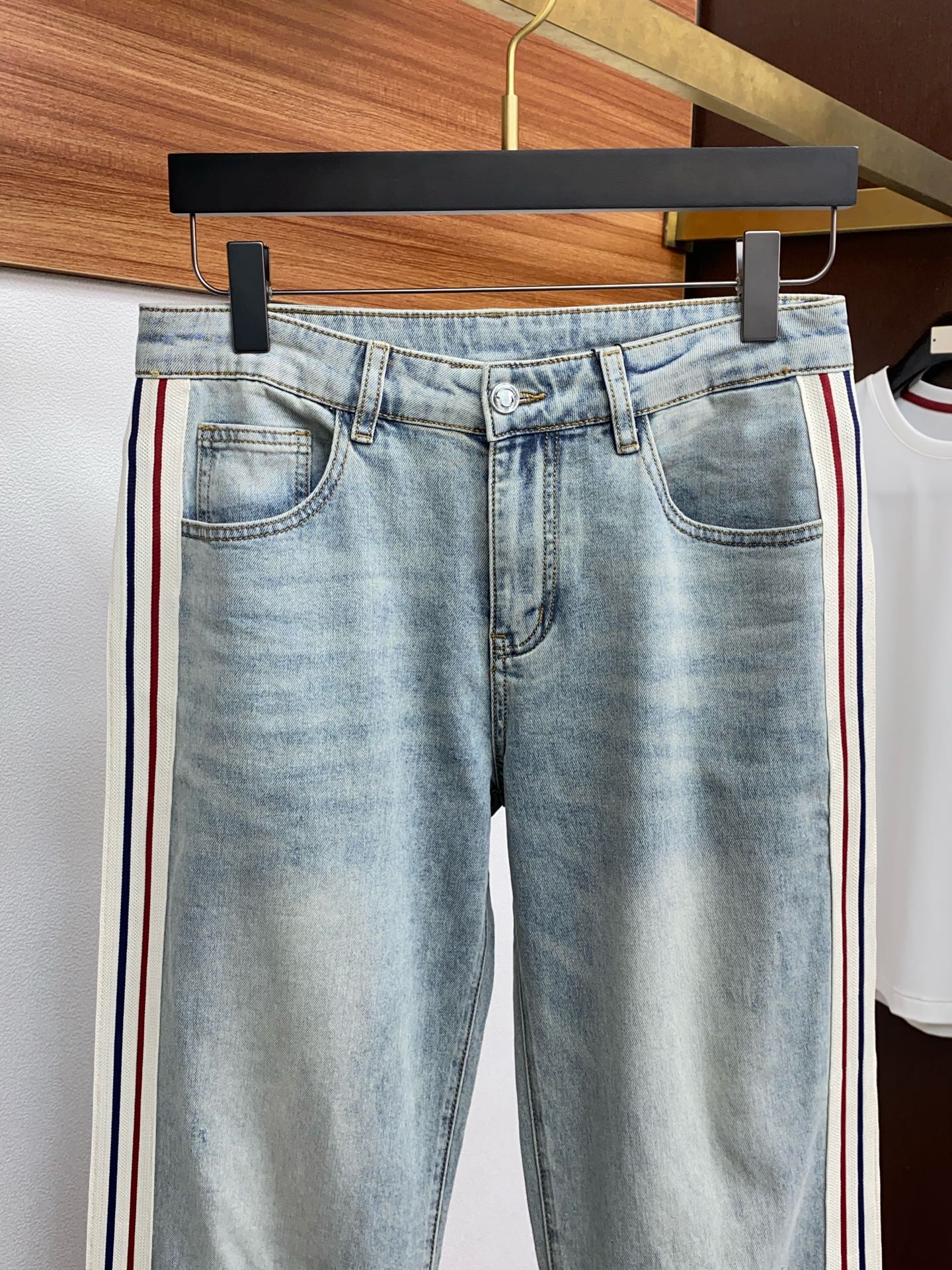  蒙口 2024SS早春 新品 原单男士水洗直筒织带牛仔裤纯血统品 G柜5800
每季必出的类型，无需质