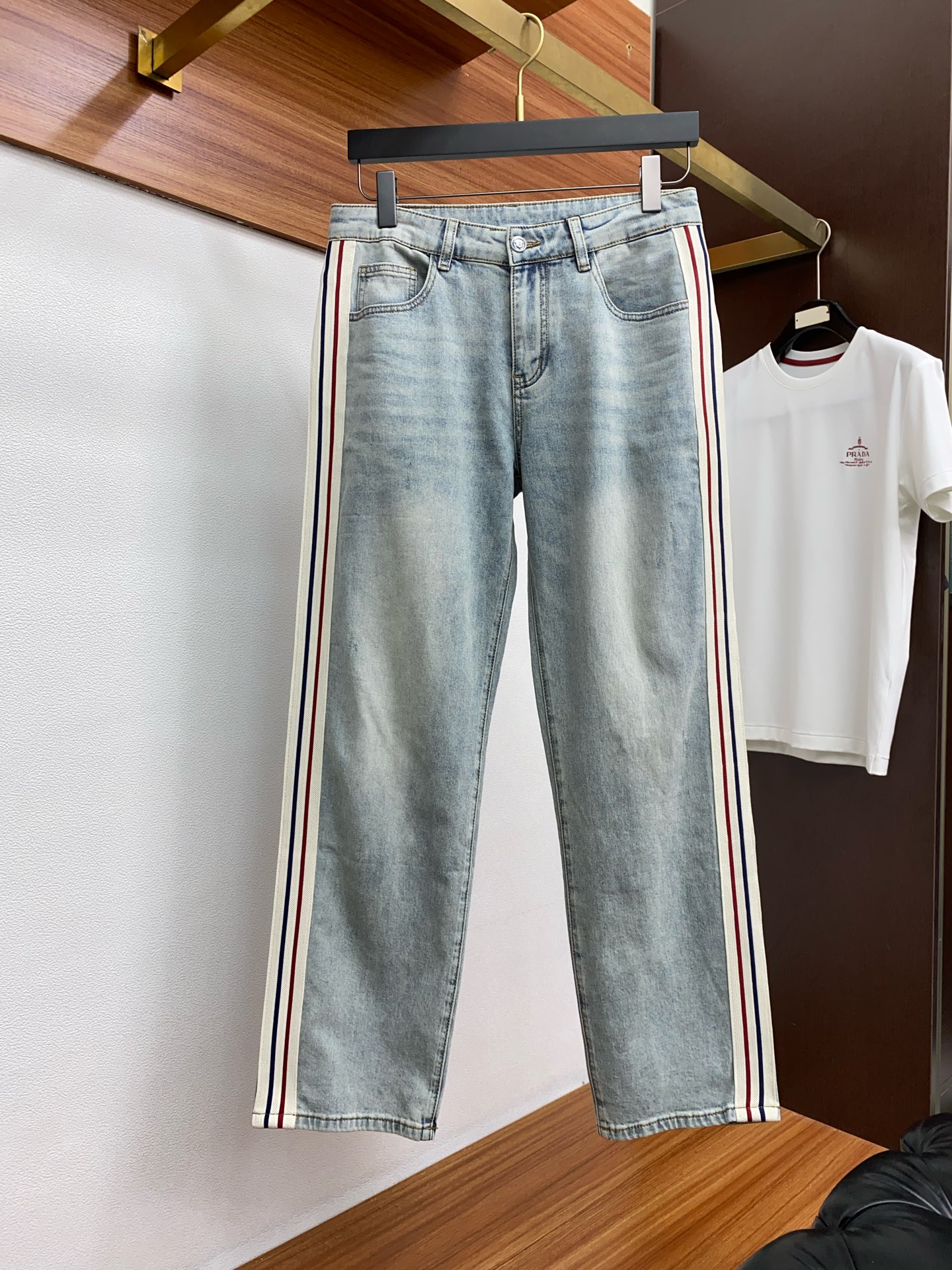  蒙口 2024SS早春 新品 原单男士水洗直筒织带牛仔裤纯血统品 G柜5800
每季必出的类型，无需质