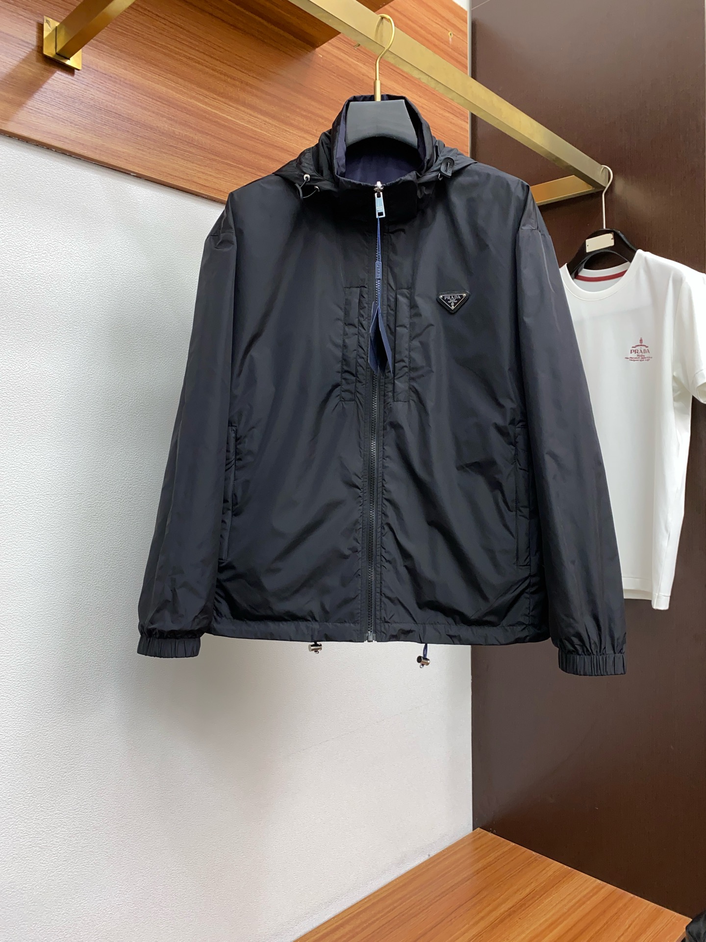 NO:122271,Prada 2025FW men's hooded stand collar jacket men's double-sided jacket, casual and daily wear items!  The upper body shape and jacquard fabric perfectly combine fashion aesthetics with the concept of new urban business and leisure. The whole body interprets the Italian-style ability and outdoor functional style, both solemn and harmonious, creating a unique styling item. The overall outline tends to be simple, with a rather unique and elegant detail treatment, enriching the overall vision. The wardrobe has excellent high attendance rate for business and leisure!  It is hard to find!  48-56 (please report height and weight by placing an order),,prada,jackets & coats,jackets & coats,hats,alexander wang19860909普拉达 2025FW男士连帽立领夹克男装双面外套,休闲日常穿搭单品！上身修饰身形、提花面料将时装美学和新都市商务休闲概念完美融合,通体将意式的干练和户外功能性风格极致诠释,亦庄亦谐,塑造出别具一格的造型单品,整体轮廓趋于简约风格,颇为个性且雅痞的细节处理,丰富了整体视觉.衣橱商务休闲绝佳的高出勤率！可遇而不可求！48-56（下单请报身高体重）,,prada,jackets & coats,jackets & coats,hats,alexander wang,Men's clothing