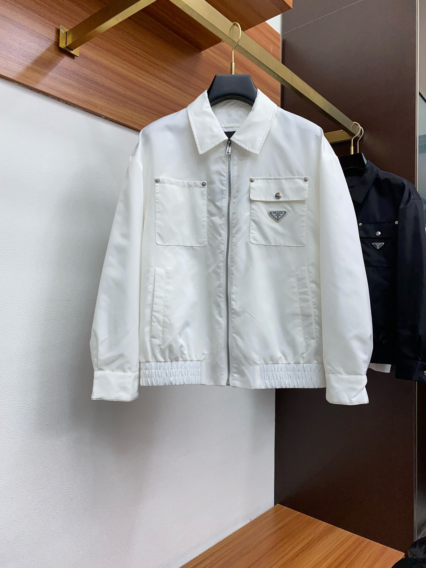 NO:521207,Prada 2025FW men's lapel jacket men's jacket, casual and daily wear items!  The upper body shape and jacquard fabric perfectly combine fashion aesthetics with the concept of new urban business and leisure. The whole body interprets the Italian-style ability and outdoor functional style, both solemn and harmonious, creating a unique styling item. The overall outline tends to be simple, with a rather unique and elegant detail treatment, enriching the overall vision. The wardrobe has excellent high attendance rate for business and leisure!  It is hard to find!  48-56 (please report height and weight by placing an order),,prada,jackets & coats,jackets & coats,alexander wang19860909普拉达 2025FW男士翻领夹克男装外套,休闲日常穿搭单品！上身修饰身形、提花面料将时装美学和新都市商务休闲概念完美融合,通体将意式的干练和户外功能性风格极致诠释,亦庄亦谐,塑造出别具一格的造型单品,整体轮廓趋于简约风格,颇为个性且雅痞的细节处理,丰富了整体视觉.衣橱商务休闲绝佳的高出勤率！可遇而不可求！48-56（下单请报身高体重）,,prada,jackets & coats,jackets & coats,alexander wang,Men's clothing