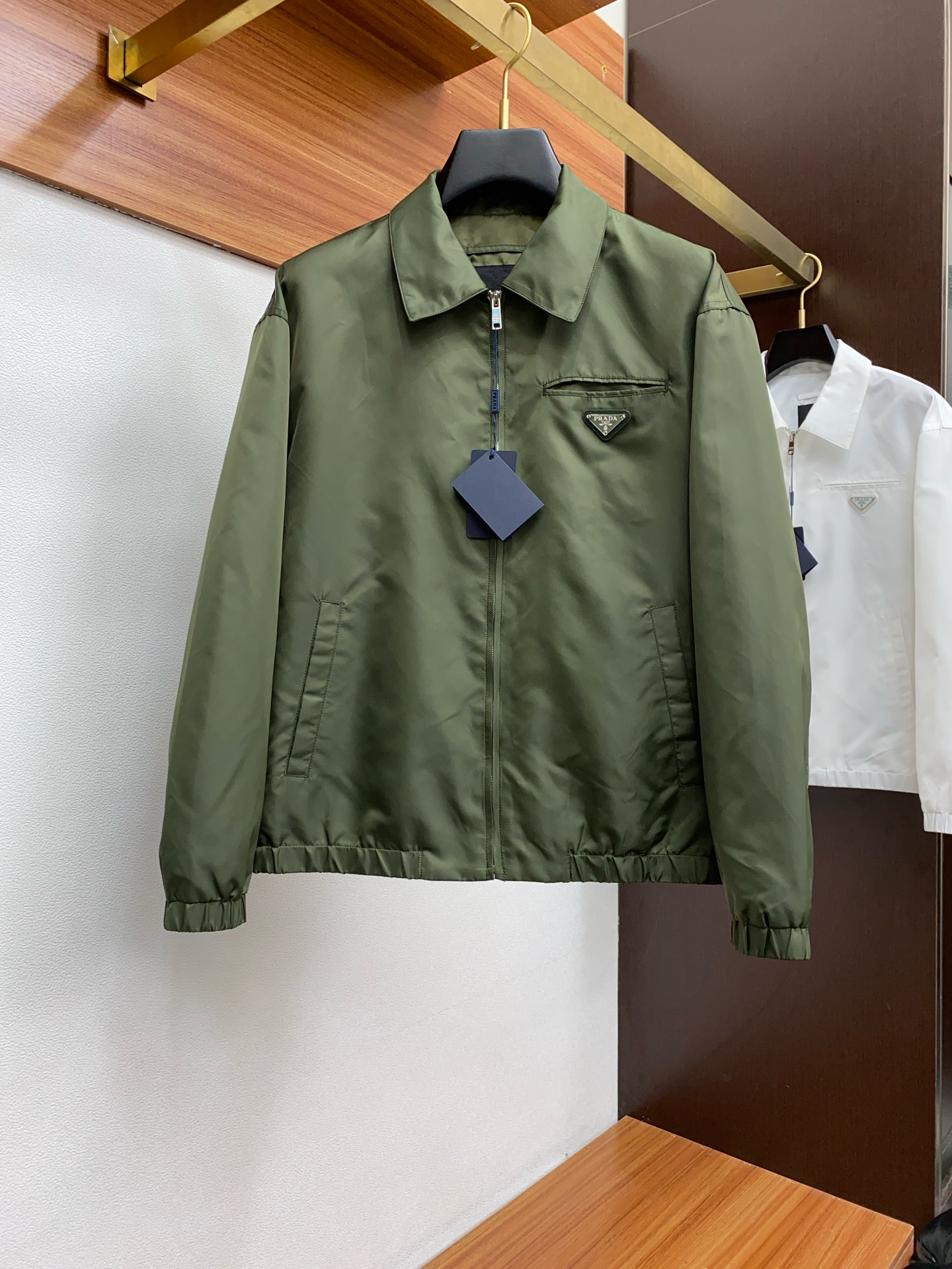 NO:121765,Prada 2025FW men's lapel jacket men's jacket, casual and daily wear items!  The upper body shape and jacquard fabric perfectly combine fashion aesthetics with the concept of new urban business and leisure. The whole body interprets the Italian-style ability and outdoor functional style, both solemn and harmonious, creating a unique styling item. The overall outline tends to be simple, with a rather unique and elegant detail treatment, enriching the overall vision. The wardrobe has excellent high attendance rate for business and leisure!  It is hard to find!  48-56 (please report height and weight by placing an order),,prada,jackets & coats,jackets & coats,alexander wang19860909普拉达 2025FW男士翻领夹克男装外套,休闲日常穿搭单品！上身修饰身形、提花面料将时装美学和新都市商务休闲概念完美融合,通体将意式的干练和户外功能性风格极致诠释,亦庄亦谐,塑造出别具一格的造型单品,整体轮廓趋于简约风格,颇为个性且雅痞的细节处理,丰富了整体视觉.衣橱商务休闲绝佳的高出勤率！可遇而不可求！48-56（下单请报身高体重）,,prada,jackets & coats,jackets & coats,alexander wang,Men's clothing