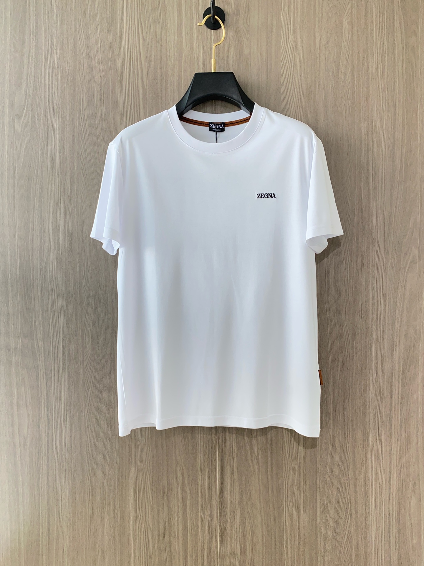 NO:122033,The new spring and summer short-sleeved Zenia counter official website is available simultaneously!  All accessories are customized for original products, and the trading company's genuine product orders. High-end custom imported fabrics, made of natural plant pyrene hemp fabrics, which are thinner than ordinary cotton fabrics, softer in feel, comfortable to wear, and are completely not easy to irritate the skin. The fabric absorbs moisture and breathable. Size: 48-56,,zegna,T-shirt,alexander wang19860909春夏新款短袖 杰尼亚 专柜官网同步发售！辅料全部原版定制出品,贸易公司真品订单.高级定制进口面料,以天然植物芘麻面料 比一般棉织物轻薄 手感柔软,穿着舒适 完全不易有刺激皮肤 面料吸湿性、透气性良好 尺码: 48-56,,zegna,T-shirt,alexander wang,Men's clothing