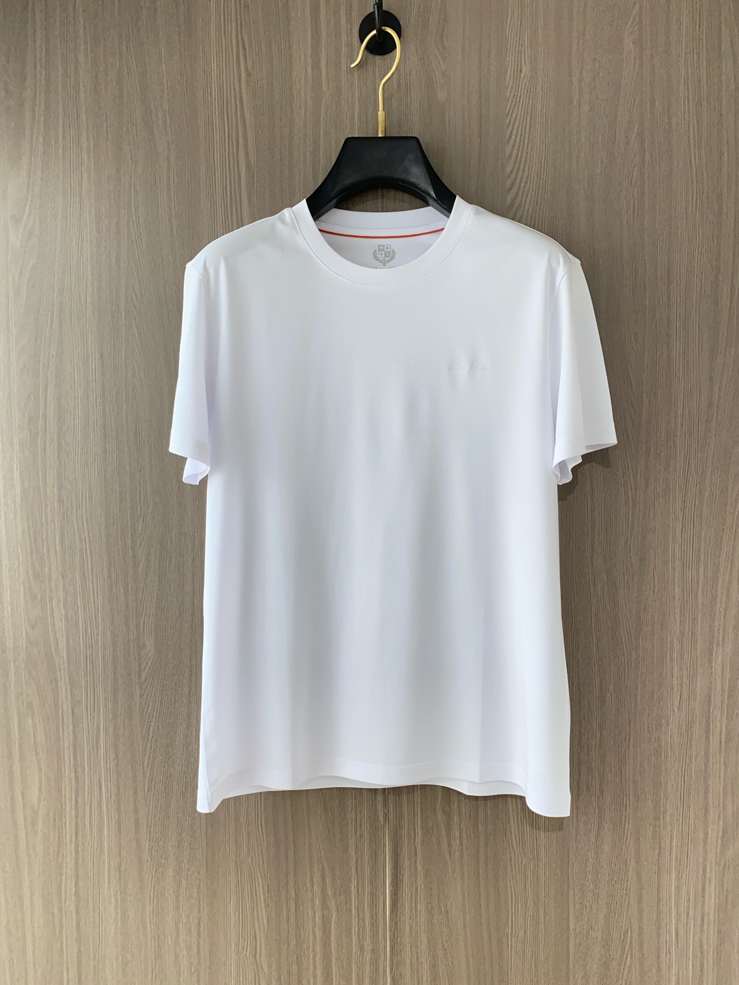 NO:122027,The new spring and summer short-sleeved Lp counter is released simultaneously on the official website!  All accessories are customized for original products, and the trading company's genuine product orders. High-end custom imported fabrics, made of natural plant pyrene hemp fabrics, which are thinner than ordinary cotton fabrics, softer in feel, comfortable to wear, and are completely not easy to irritate the skin. The fabric absorbs moisture and breathable. Size: 48-56,,loro piana,T-shirt,alexander wang19860909春夏新款短袖 Lp 专柜官网同步发售！辅料全部原版定制出品,贸易公司真品订单.高级定制进口面料,以天然植物芘麻面料 比一般棉织物轻薄 手感柔软,穿着舒适 完全不易有刺激皮肤 面料吸湿性、透气性良好 尺码: 48-56,,loro piana,T-shirt,alexander wang,Men's clothing