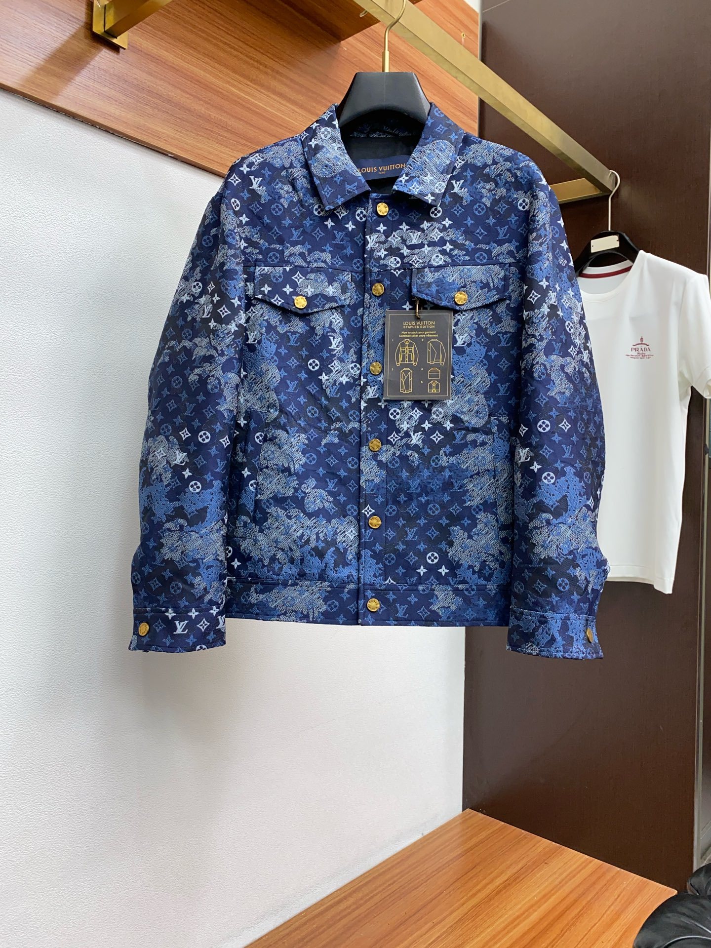 1v 路易威登 2025FW男士翻领夹克男装外套,休闲日常穿搭单品!上身修饰身形、提花面料将时装美学和
