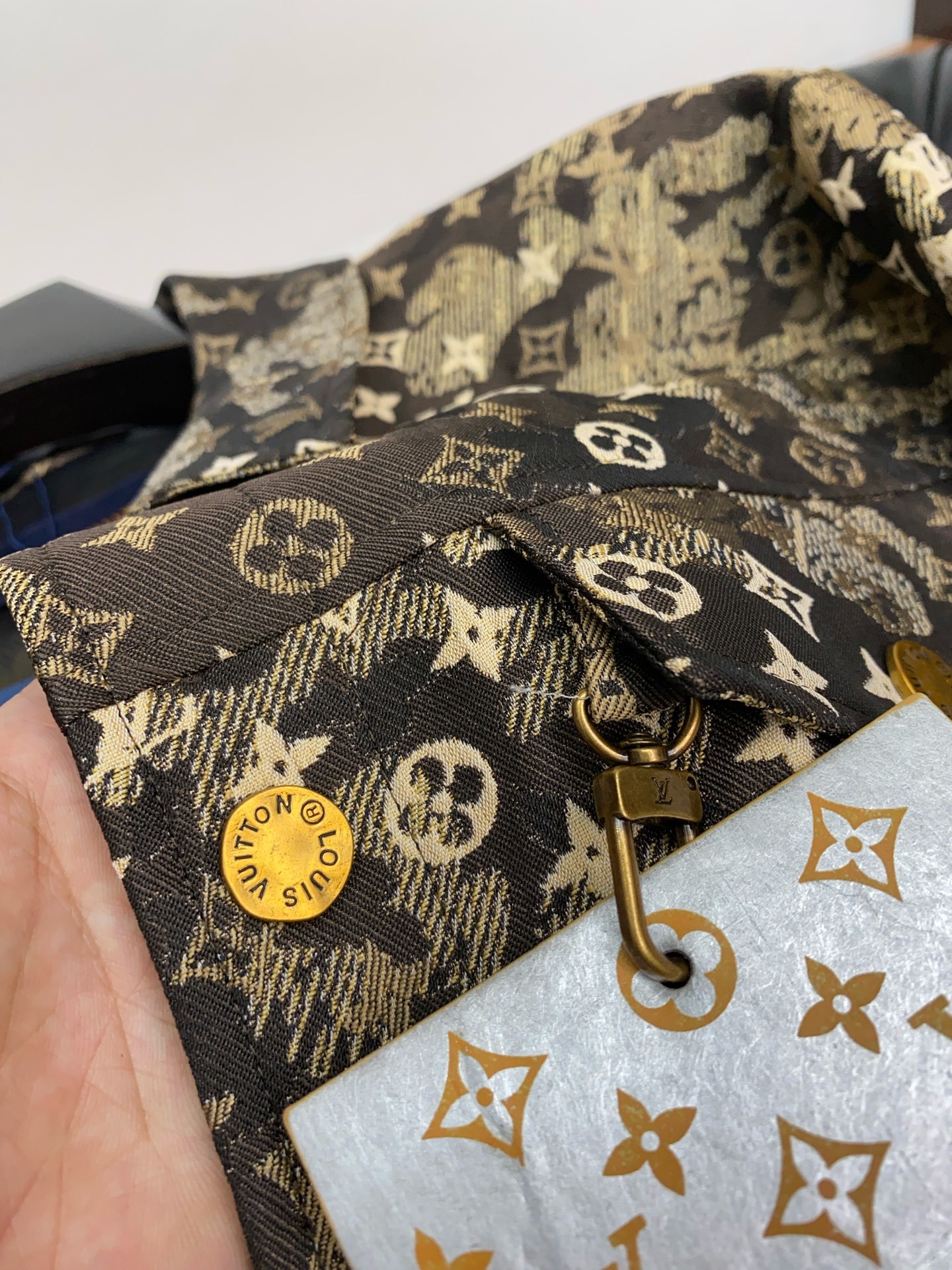 1v 路易威登 2025FW男士翻领夹克男装外套,休闲日常穿搭单品!上身修饰身形、提花面料将时装美学和