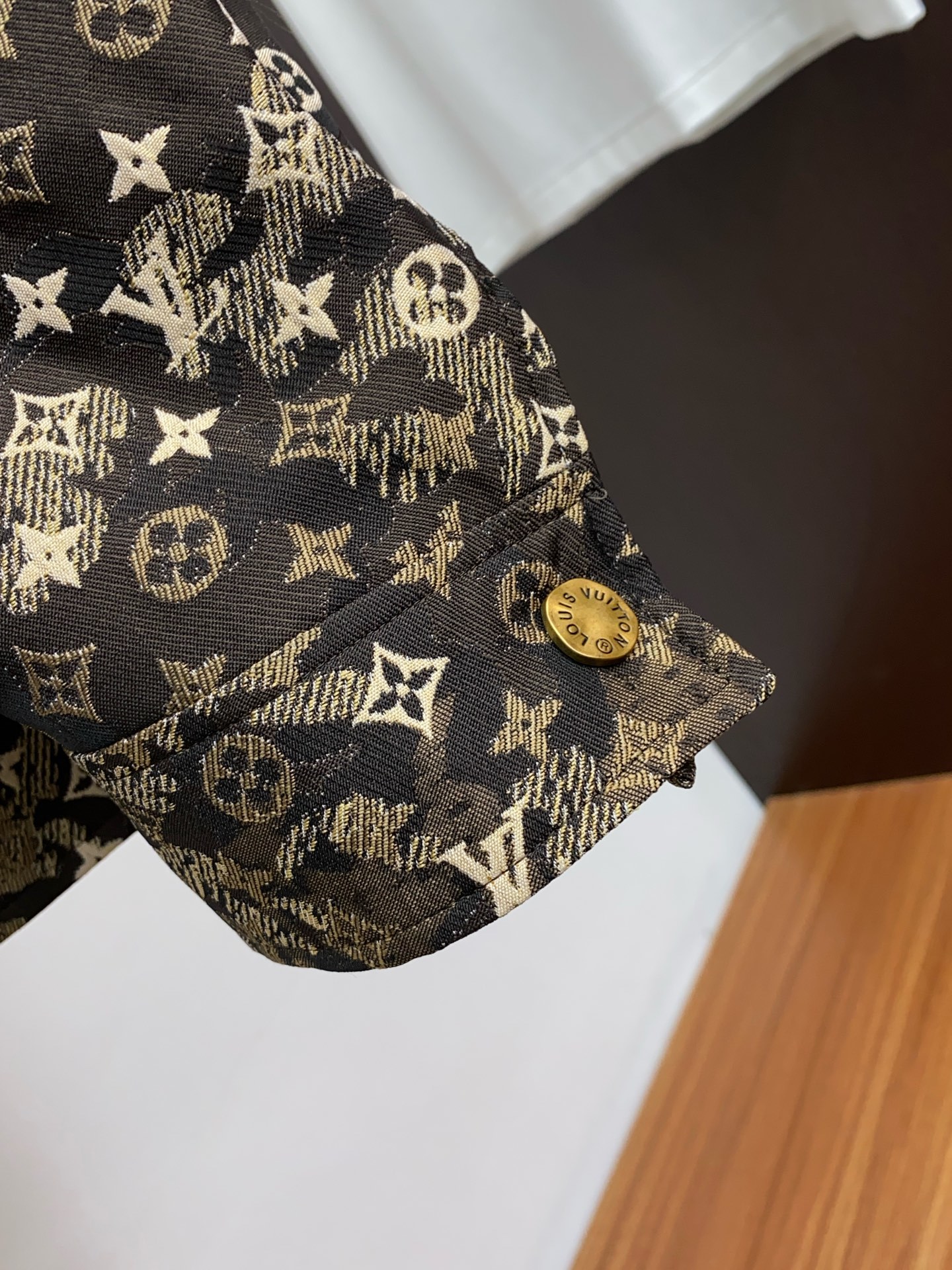 1v 路易威登 2025FW男士翻领夹克男装外套,休闲日常穿搭单品!上身修饰身形、提花面料将时装美学和