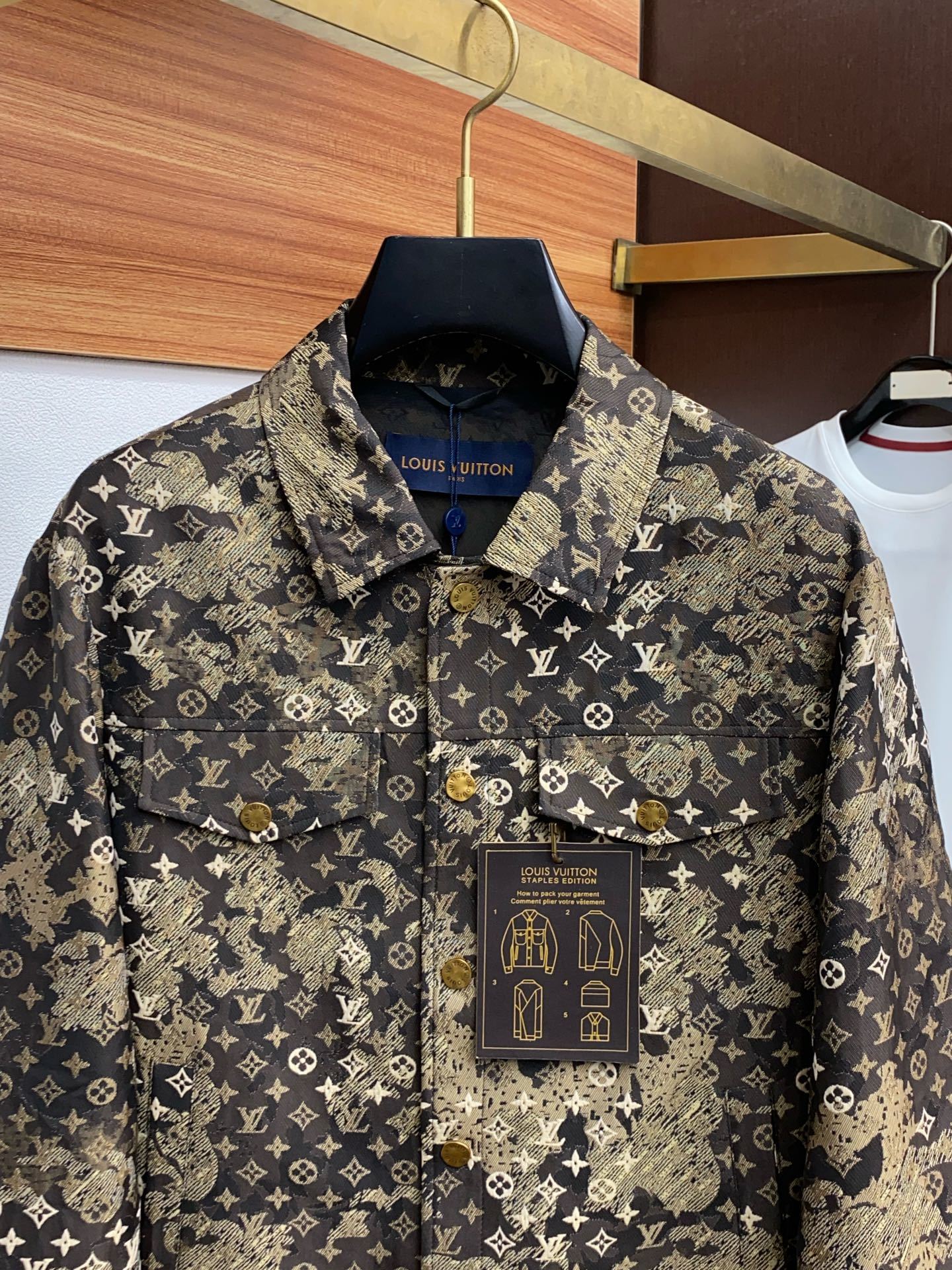 1v 路易威登 2025FW男士翻领夹克男装外套,休闲日常穿搭单品!上身修饰身形、提花面料将时装美学和