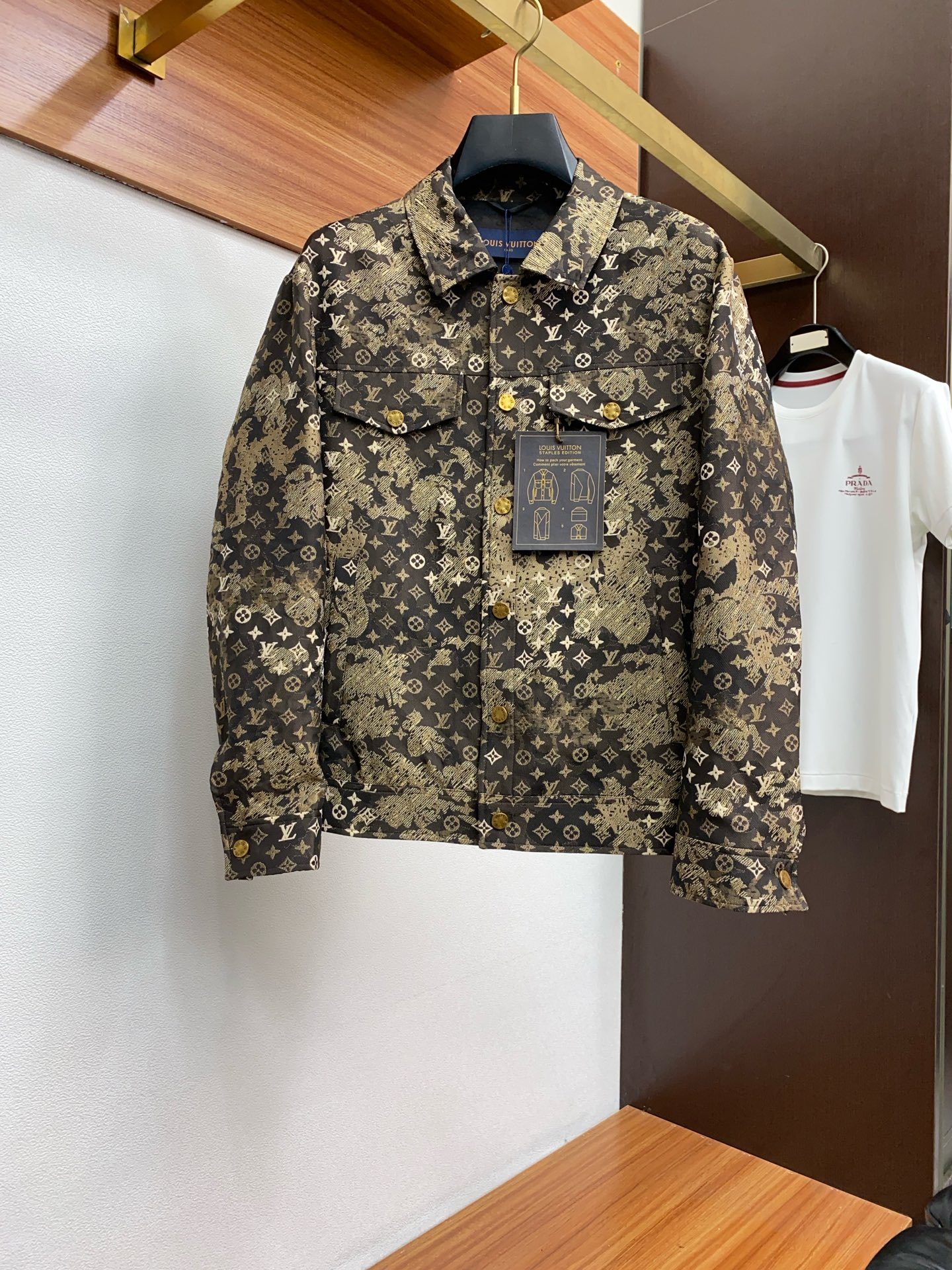 1v 路易威登 2025FW男士翻领夹克男装外套,休闲日常穿搭单品!上身修饰身形、提花面料将时装美学和