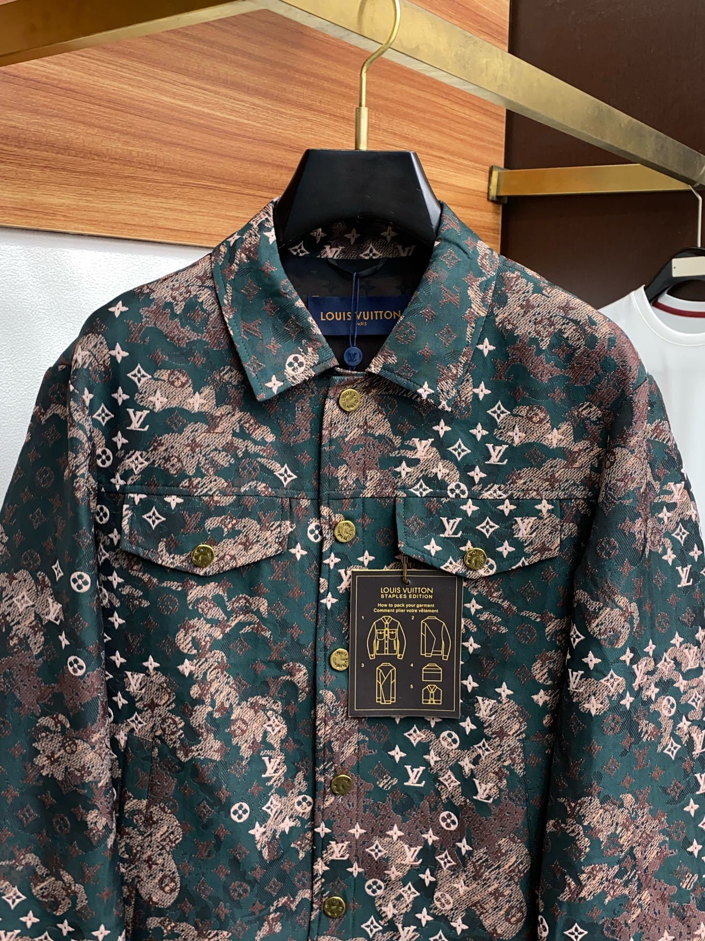 1v 路易威登 2025FW男士翻领夹克男装外套,休闲日常穿搭单品!上身修饰身形、提花面料将时装美学和