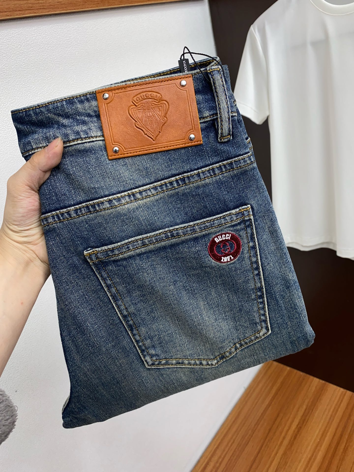 NO:122290,Guqi 25ss Spring and Summer New Style Men's Small Straight Original Single Jeans Autumn and Winter New Style is super soft, elastic fabric, complex craftsmanship superimposed. Any washing step lasts for a few seconds and will become completely different color effects, so it is more precious, especially long-lasting and taste-resistant... Choose the best tannin elastic texture, genuine leather leather cards, high-quality metal accessories... to create a unique and original jeans style!  Original hardware accessories, super positive style, comfortable and breathable, extremely high grade, counter quality, and handsome upper body. Number of 29-38 No 35 37,,jeans,alexander wang19860909古奇 25ss春夏新款 男士小直筒原单 牛仔裤 秋冬新款超柔软,弹力面料,复杂的手工艺叠加,任何一个洗水环节多停留几秒都会变成完全不一样的颜色效果,所以越加珍贵,特别持久、耐味…… 选用上乘的丹宁弹力质感,真皮皮牌、高定的金属辅料……打造出独特及原创的牛仔裤款型！原版五金辅料,版型超正,舒适透气,档次极高,专柜品质,上身帅气十足. 码数29-38 无35 37,,jeans,alexander wang,Men's clothing