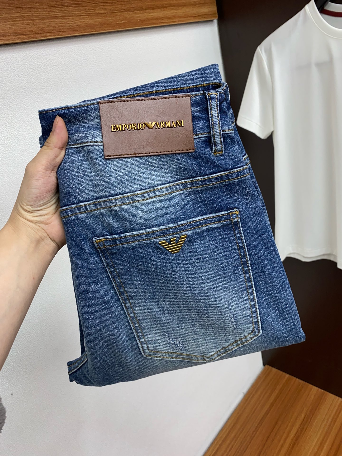 NO:122295,Armani 25ss Spring and Summer New Style Men's Small Straight Original Single Jeans Autumn and Winter New Style is super soft, elastic fabric, complex handicraft superposition. Any washing step lasts for a few seconds and will become a completely different color effect, so it is more precious, especially long-lasting and taste-resistant... Choose the best tannin elastic texture, genuine leather leather cards, high-quality metal accessories... to create a unique and original jeans style!  Original hardware accessories, super positive style, comfortable and breathable, extremely high grade, counter quality, and handsome upper body. Number of codes 29-38 No 35 37,,armani,jeans,alexander wang19860909阿玛尼 25ss春夏新款 男士小直筒原单 牛仔裤 秋冬新款超柔软,弹力面料,复杂的手工艺叠加,任何一个洗水环节多停留几秒都会变成完全不一样的颜色效果,所以越加珍贵,特别持久、耐味…… 选用上乘的丹宁弹力质感,真皮皮牌、高定的金属辅料……打造出独特及原创的牛仔裤款型！原版五金辅料,版型超正,舒适透气,档次极高,专柜品质,上身帅气十足. 码数29-38 无35 37,,armani,jeans,alexander wang,Men's clothing