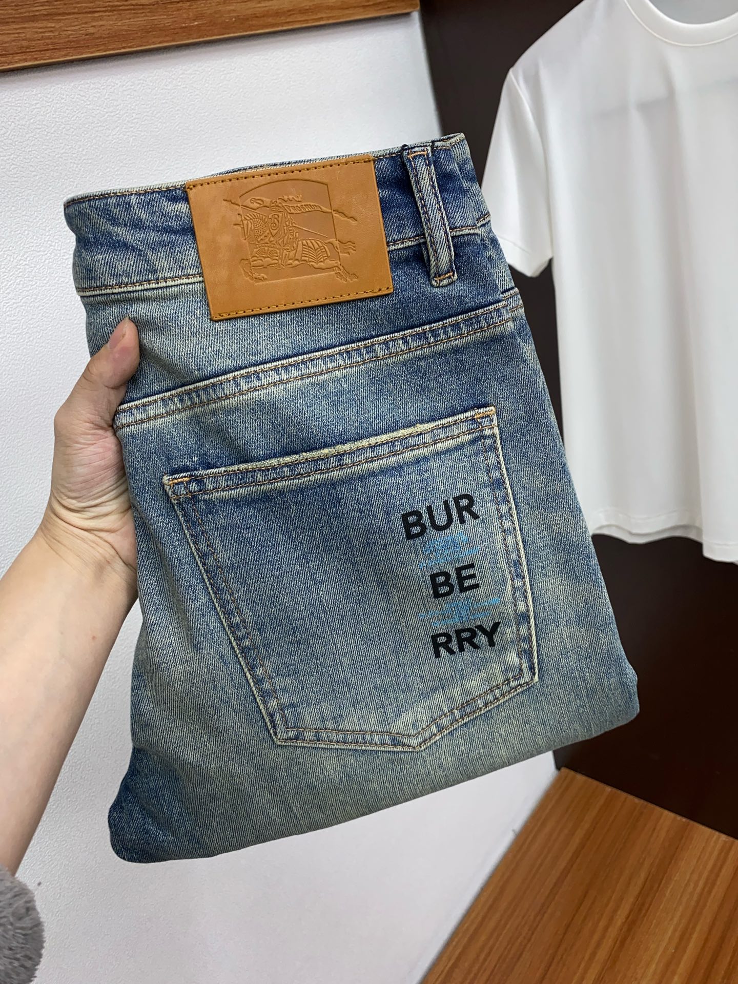 NO:131914,Burberry 25ss Spring and Summer New Style Men's Small Straight Original Single Jeans Autumn and Winter New Style is super soft, elastic fabric, complex handicraft superimposed. Any washing step lasts for a few seconds and will become completely different color effects, so it is more precious, especially long-lasting and taste-resistant... Choose the best tannin elastic texture, genuine leather leather cards, high-quality metal accessories... to create a unique and original jeans style!  Original hardware accessories, super positive style, comfortable and breathable, extremely high grade, counter quality, and handsome upper body. Number of codes 29-38 No 35 37,,burberry,jeans,alexander wang19860909巴宝莉 25ss春夏新款 男士小直筒原单 牛仔裤 秋冬新款超柔软,弹力面料,复杂的手工艺叠加,任何一个洗水环节多停留几秒都会变成完全不一样的颜色效果,所以越加珍贵,特别持久、耐味…… 选用上乘的丹宁弹力质感,真皮皮牌、高定的金属辅料……打造出独特及原创的牛仔裤款型！原版五金辅料,版型超正,舒适透气,档次极高,专柜品质,上身帅气十足. 码数29-38 无35 37,,burberry,jeans,alexander wang,Men's clothing