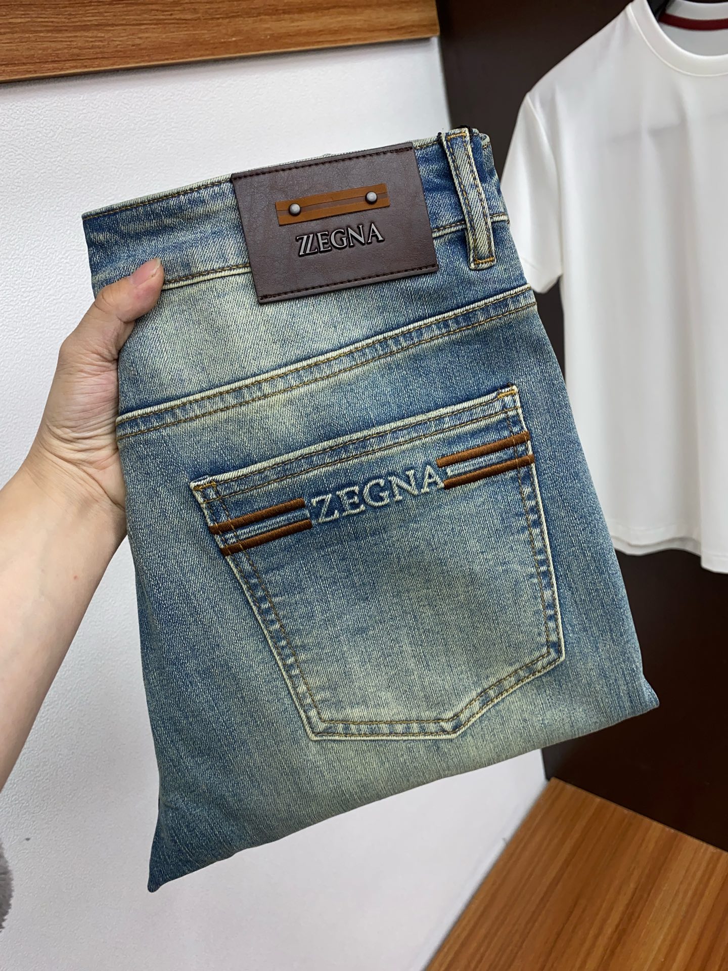 NO:122296,Jenia 25ss Spring and Summer New Style, Men's Small Straight Original Single Jeans New Style Autumn and Winter Style is super soft, elastic fabric, complex handicraft superposition, any washing step lasts for a few seconds and will become completely different color effects, so it is more precious, especially long-lasting and taste-resistant... Choose the best tannin elastic texture, genuine leather leather cards, high-quality metal accessories... to create a unique and original jeans style!  Original hardware accessories, super positive style, comfortable and breathable, extremely high grade, counter quality, and handsome upper body. Number of codes 29-38 No 35 37,,zegna,jeans,alexander wang19860909杰尼亚 25ss春夏新款 男士小直筒原单 牛仔裤 秋冬新款超柔软,弹力面料,复杂的手工艺叠加,任何一个洗水环节多停留几秒都会变成完全不一样的颜色效果,所以越加珍贵,特别持久、耐味…… 选用上乘的丹宁弹力质感,真皮皮牌、高定的金属辅料……打造出独特及原创的牛仔裤款型！原版五金辅料,版型超正,舒适透气,档次极高,专柜品质,上身帅气十足. 码数29-38 无35 37,,zegna,jeans,alexander wang,Men's clothing